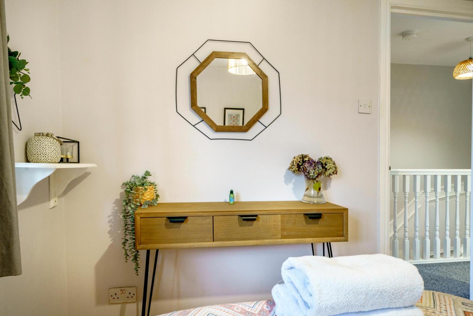 Close to City Centre Stylish 3 Bedroom House view 5