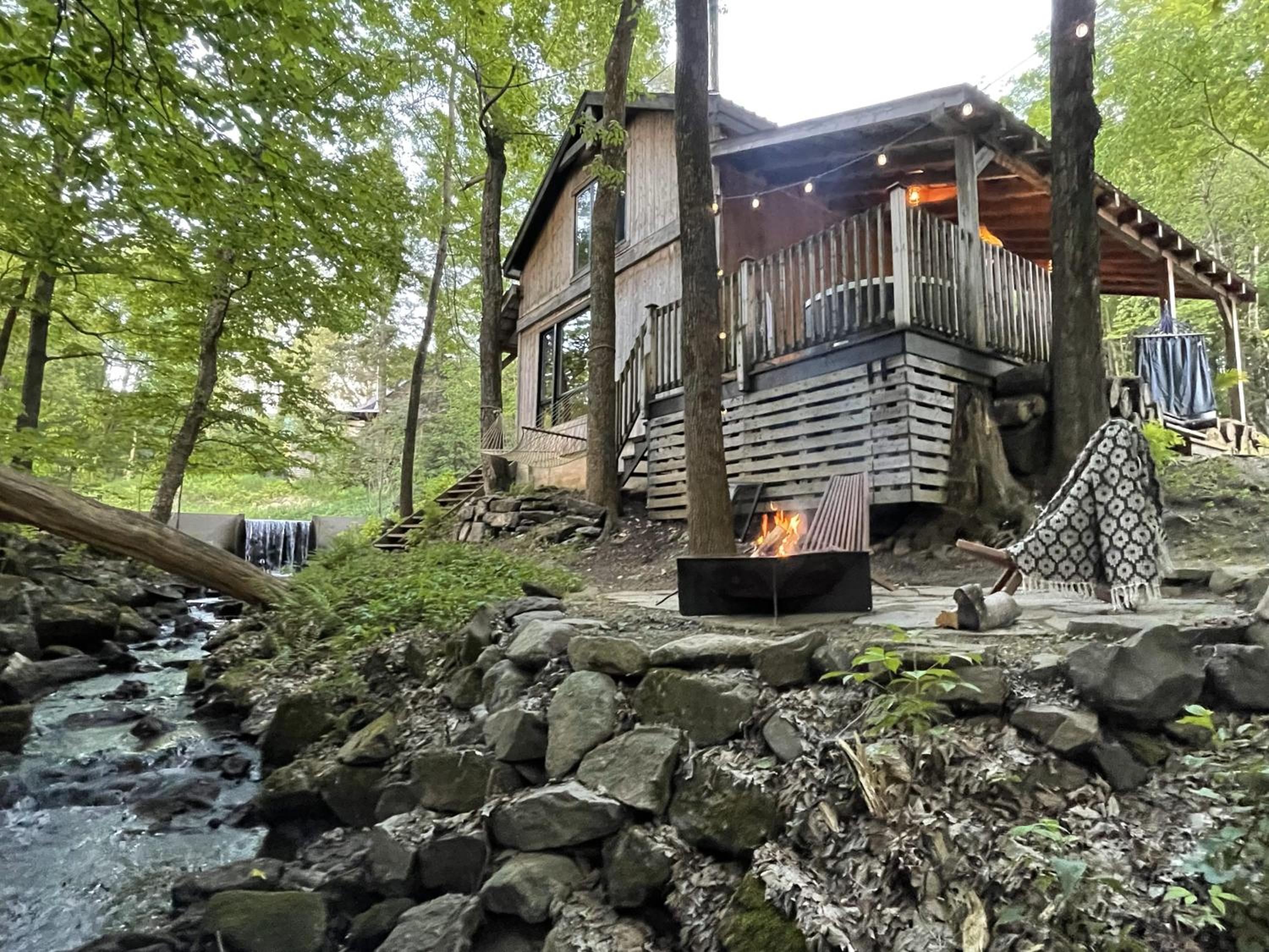 Le 14 Chalets Howard - Spa-Shower-Hammock-Bromont