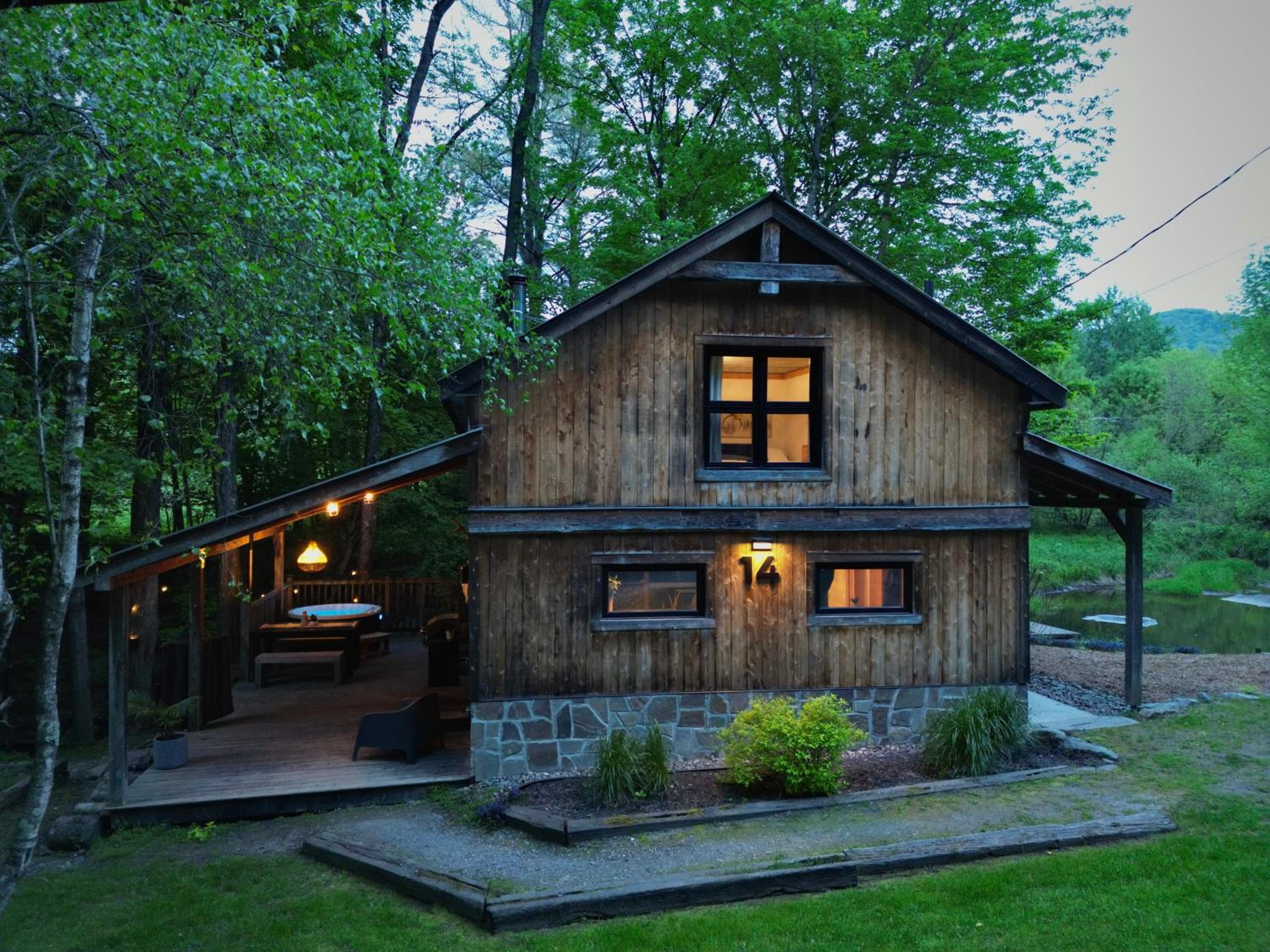 Le 14 Chalets Howard - Spa-Shower-Hammock-Bromont