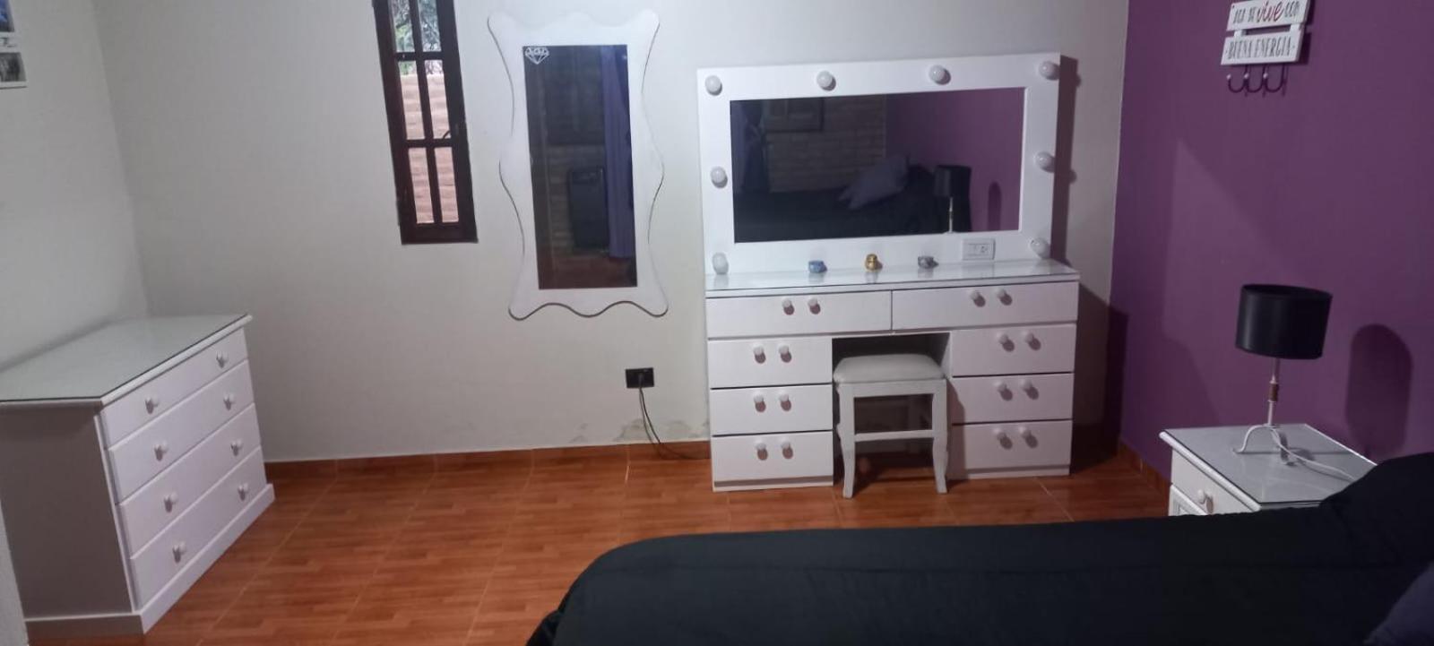 Casa para siete personas con gran parque en el frente pileta tres habitaciones un baño living comedor cocina patio interno quincho con asador A una cuadra