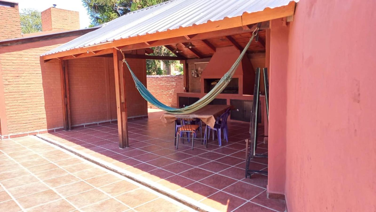 Casa para siete personas con gran parque en el frente pileta tres habitaciones un baño living comedor cocina patio interno quincho con asador A una cuadra