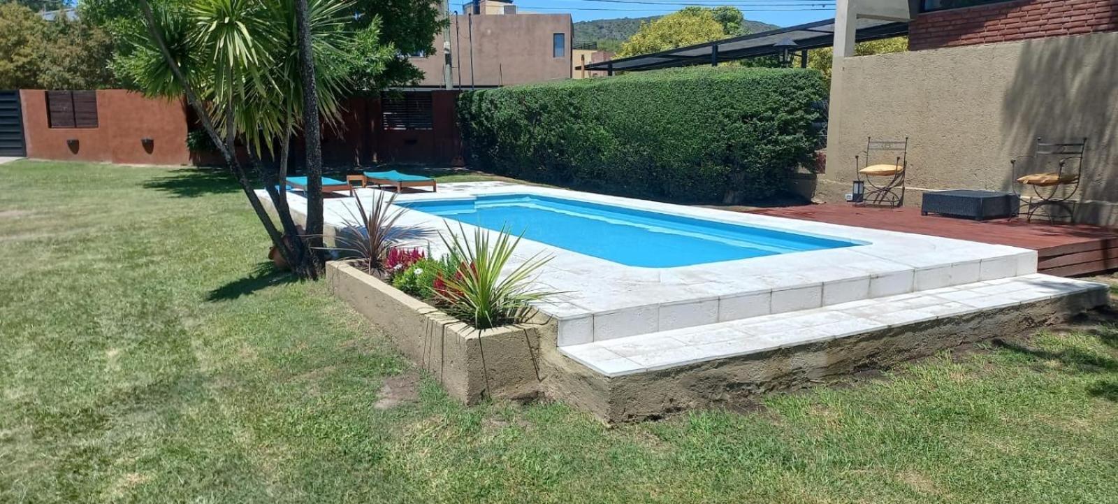 Casa para siete personas con gran parque en el frente pileta tres habitaciones un baño living comedor cocina patio interno quincho con asador A una cuadra