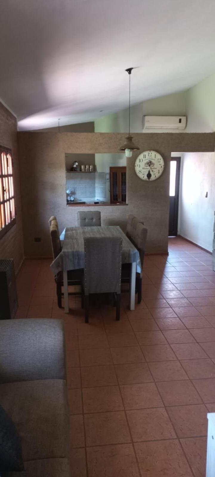 Casa para siete personas con gran parque en el frente pileta tres habitaciones un baño living comedor cocina patio interno quincho con asador A una cuadra