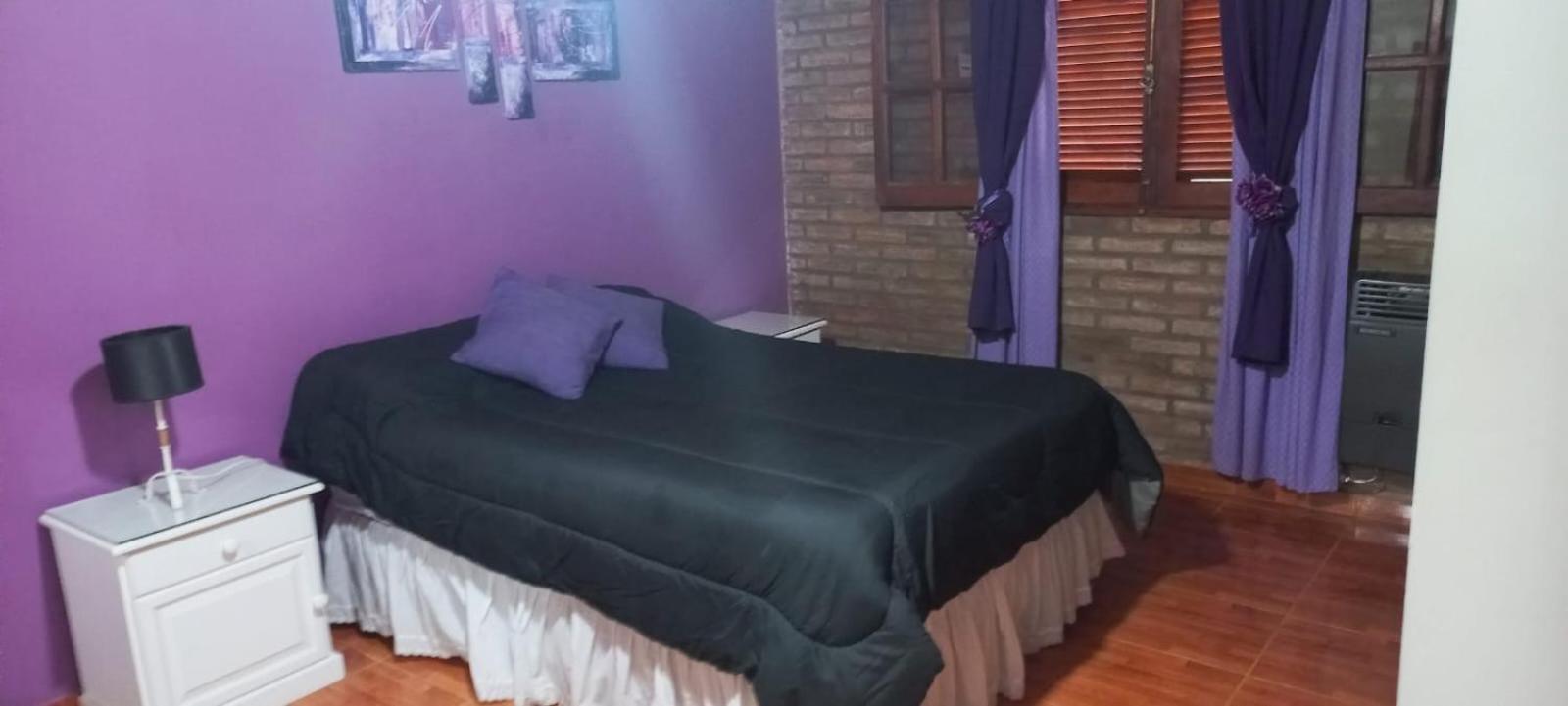 Casa para siete personas con gran parque en el frente pileta tres habitaciones un baño living comedor cocina patio interno quincho con asador A una cuadra