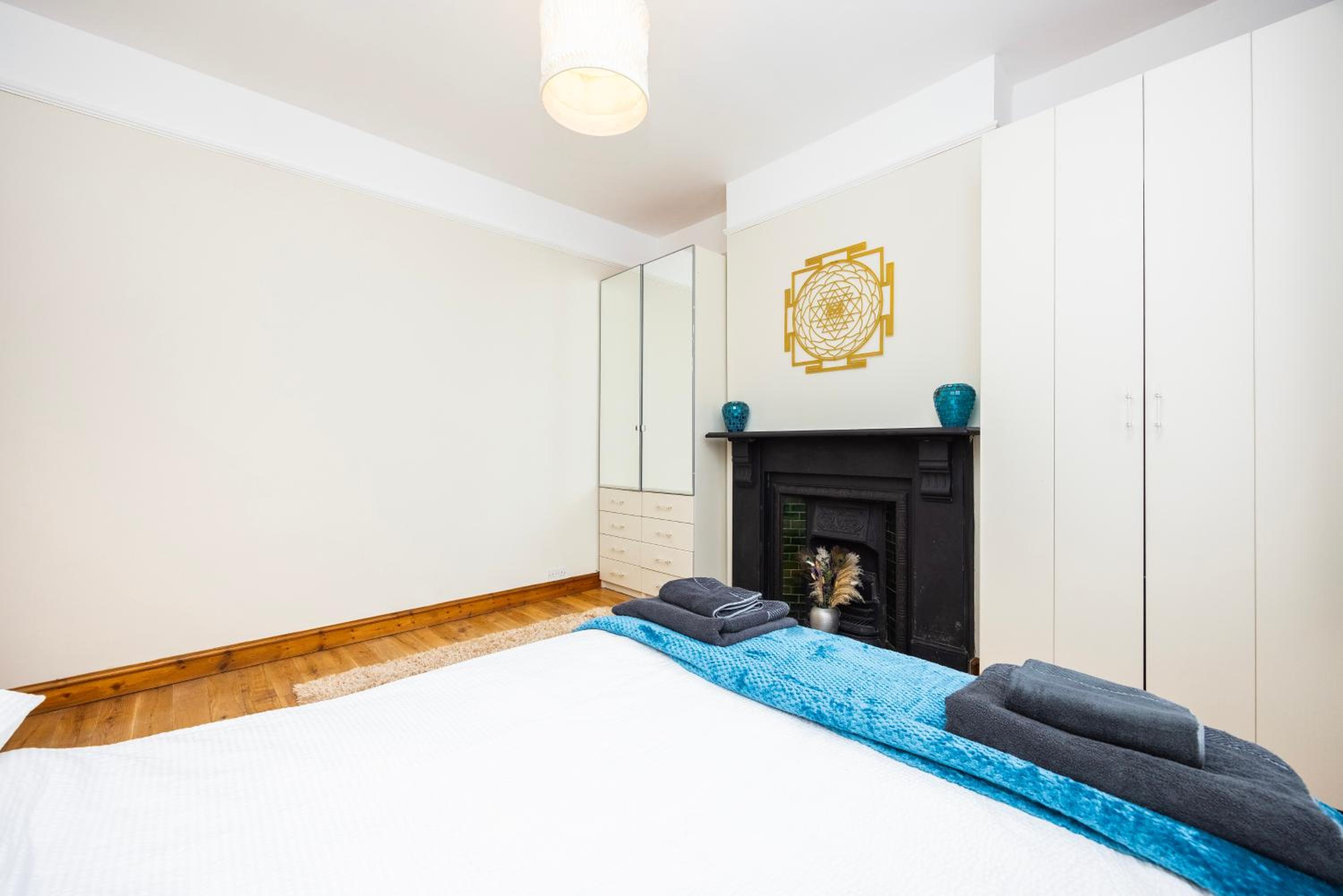 Pretty 2 bed garden apartment zone 2