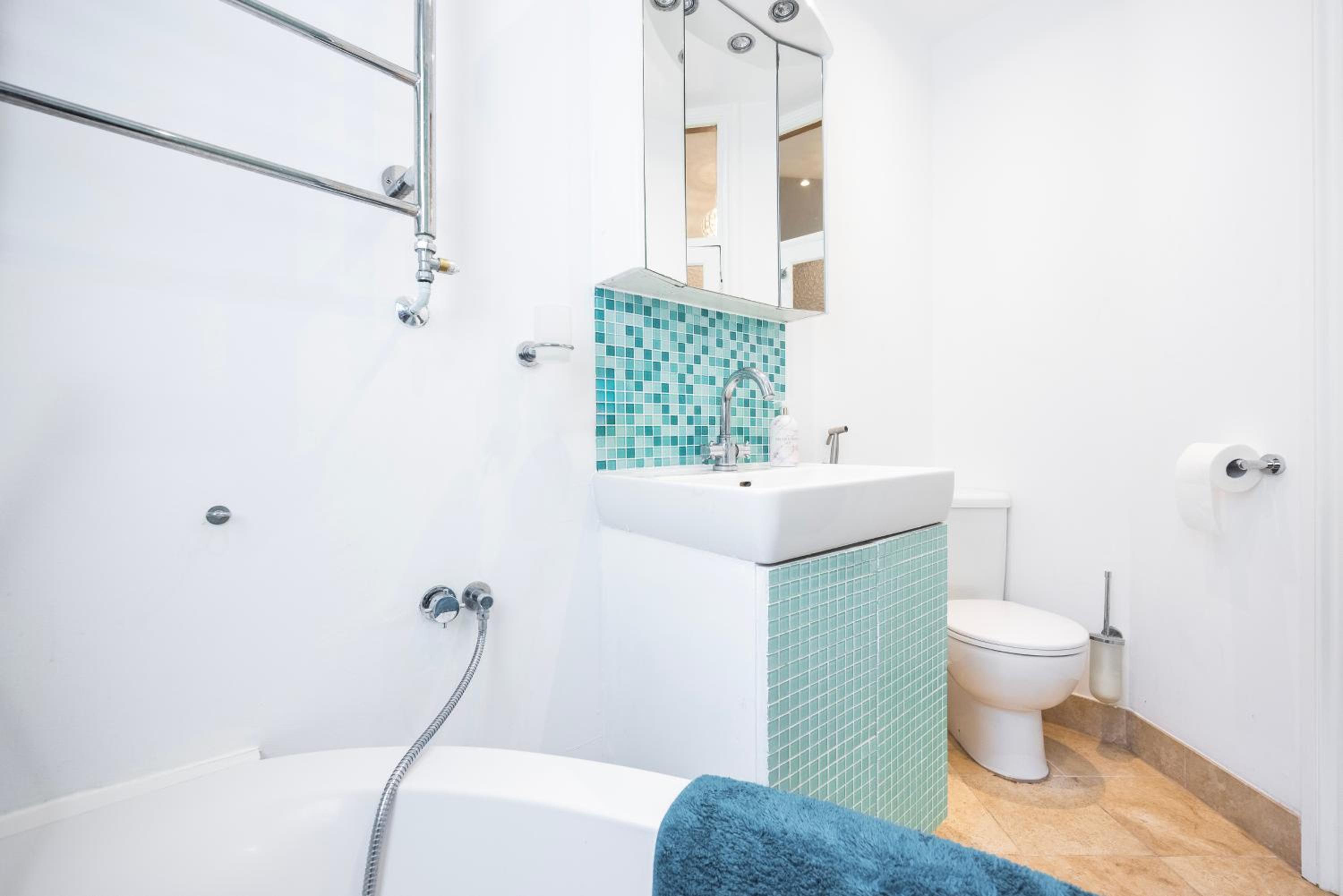 Pretty 2 bed garden apartment zone 2