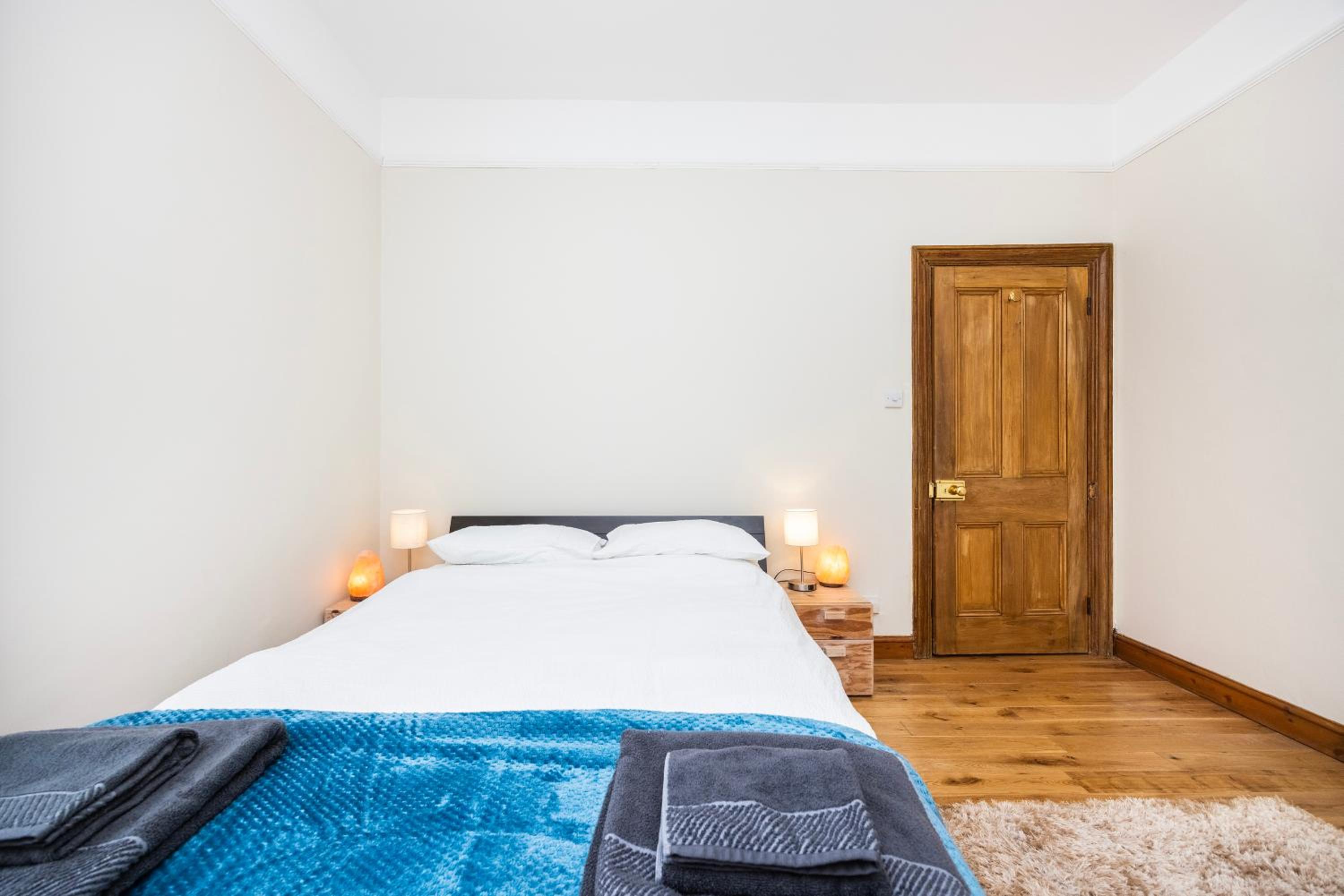 Pretty 2 bed garden apartment zone 2