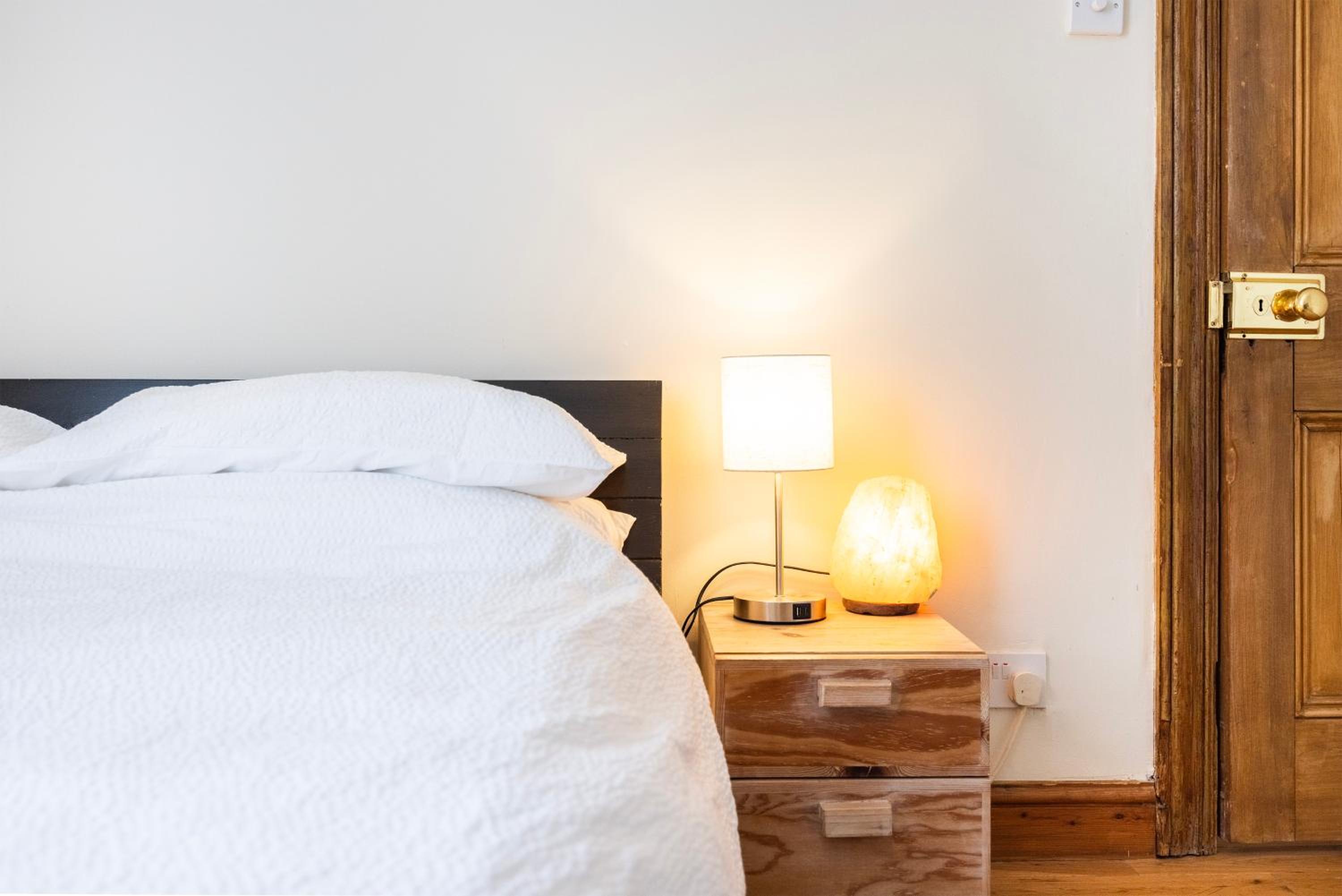 Pretty 2 bed garden apartment zone 2
