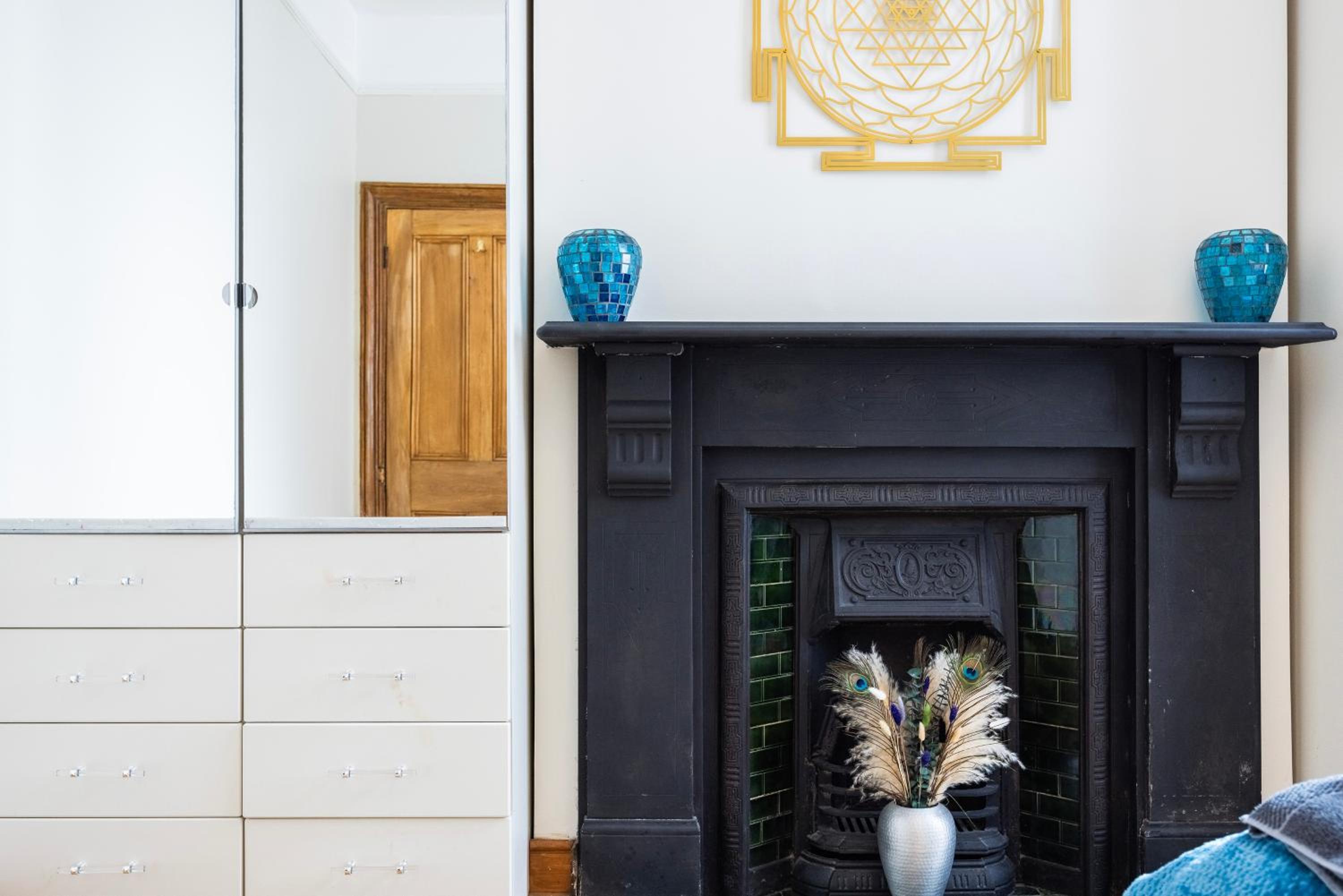 Pretty 2 bed garden apartment zone 2