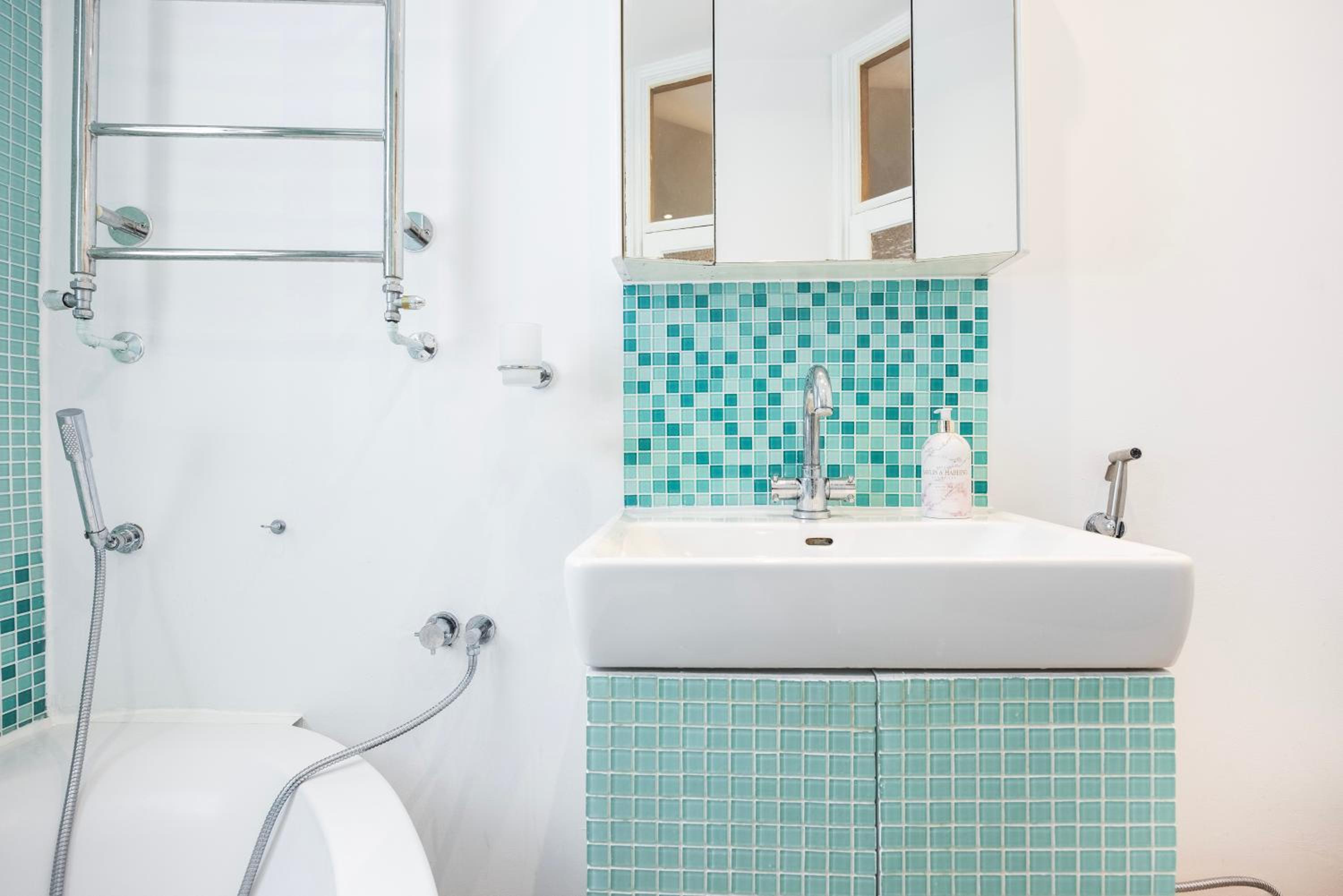 Pretty 2 bed garden apartment zone 2