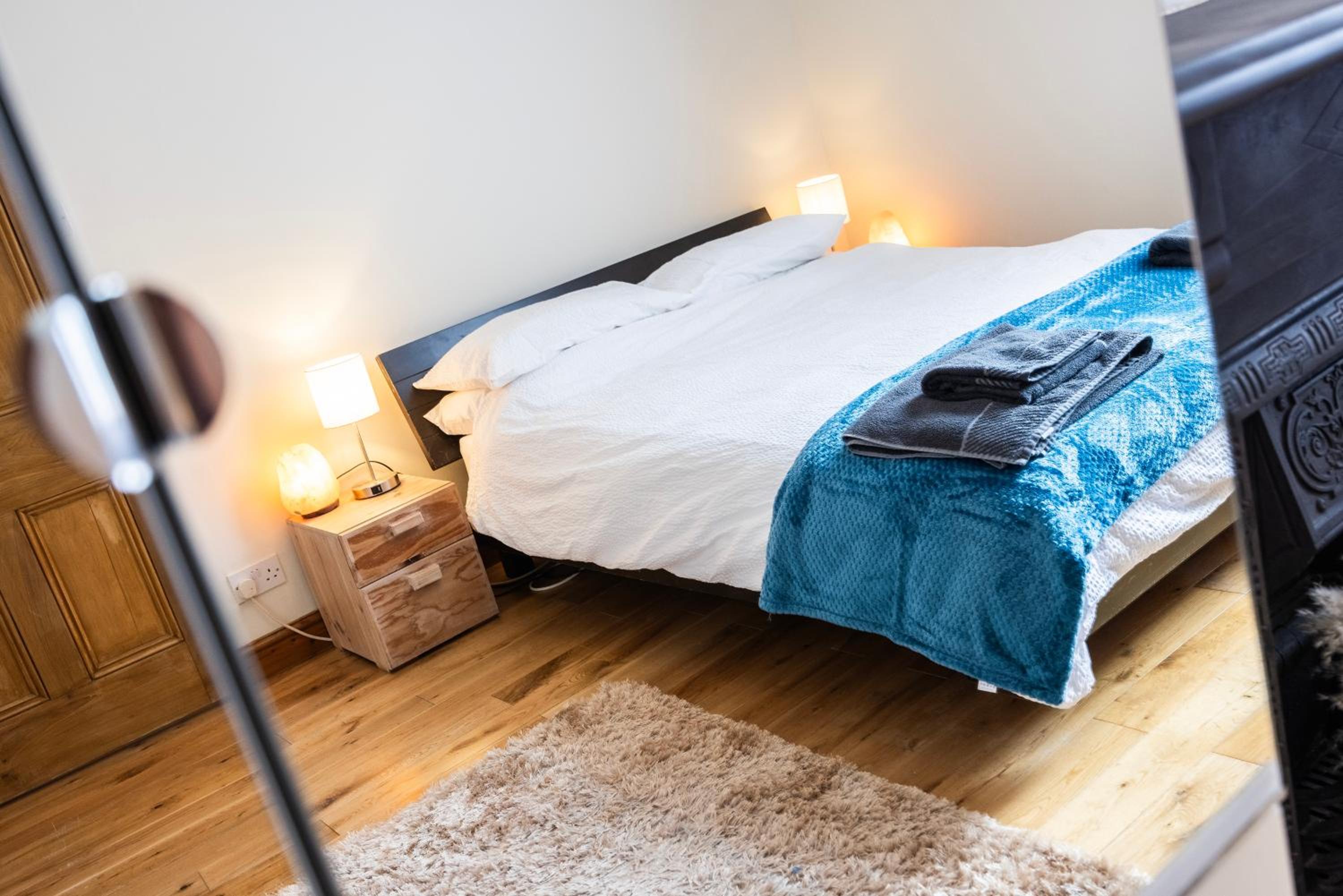 Pretty 2 bed garden apartment zone 2