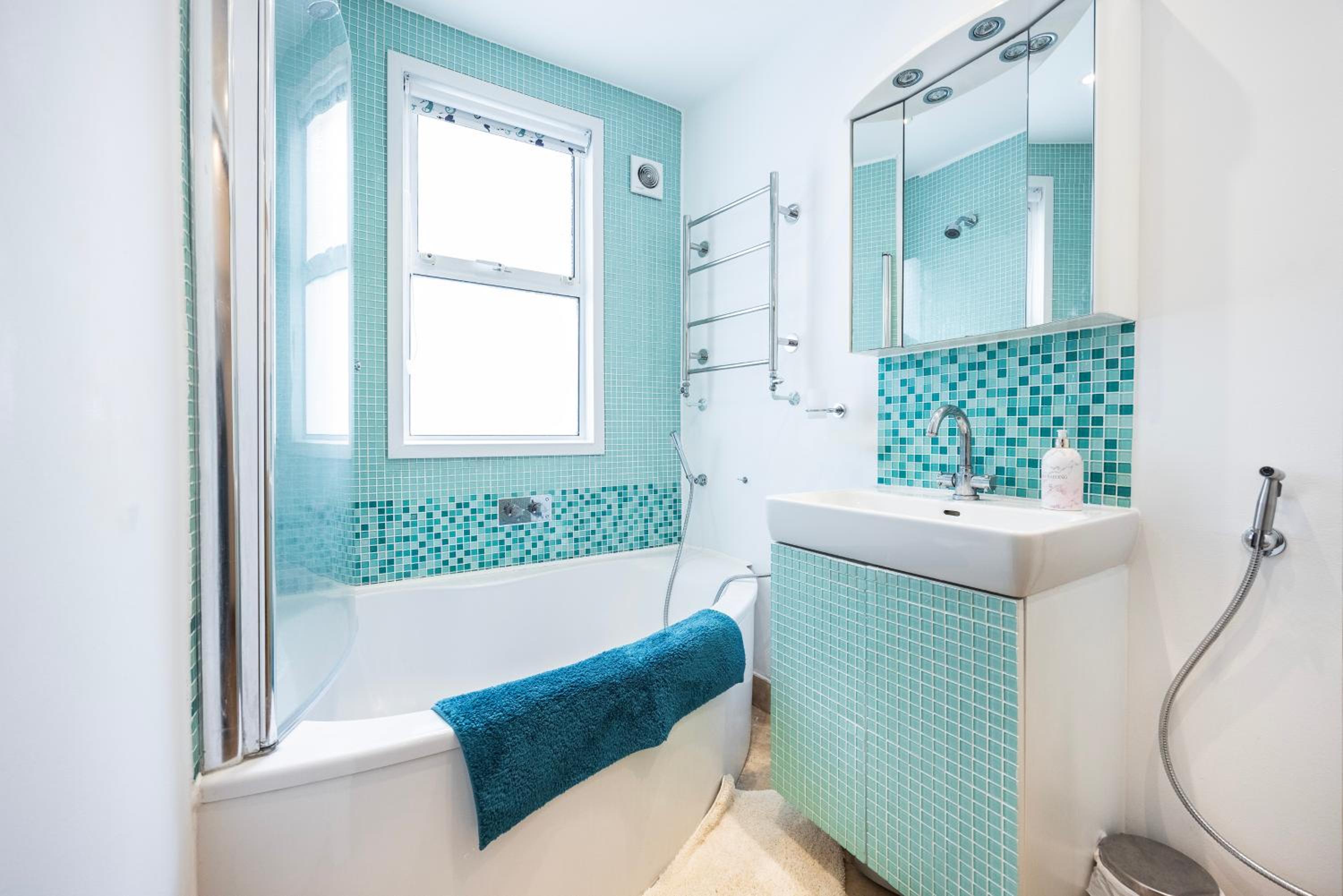 Pretty 2 bed garden apartment zone 2