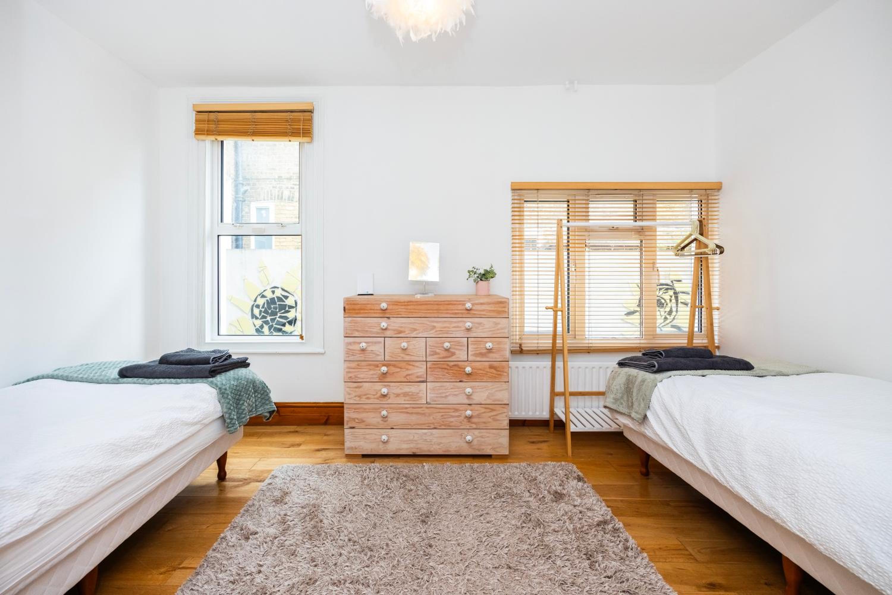 Pretty 2 bed garden apartment zone 2
