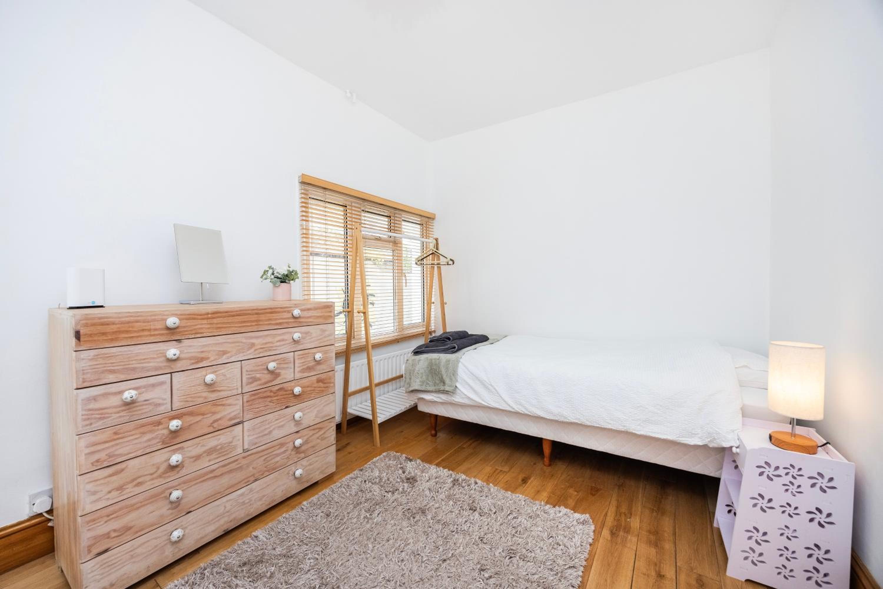 Pretty 2 bed garden apartment zone 2