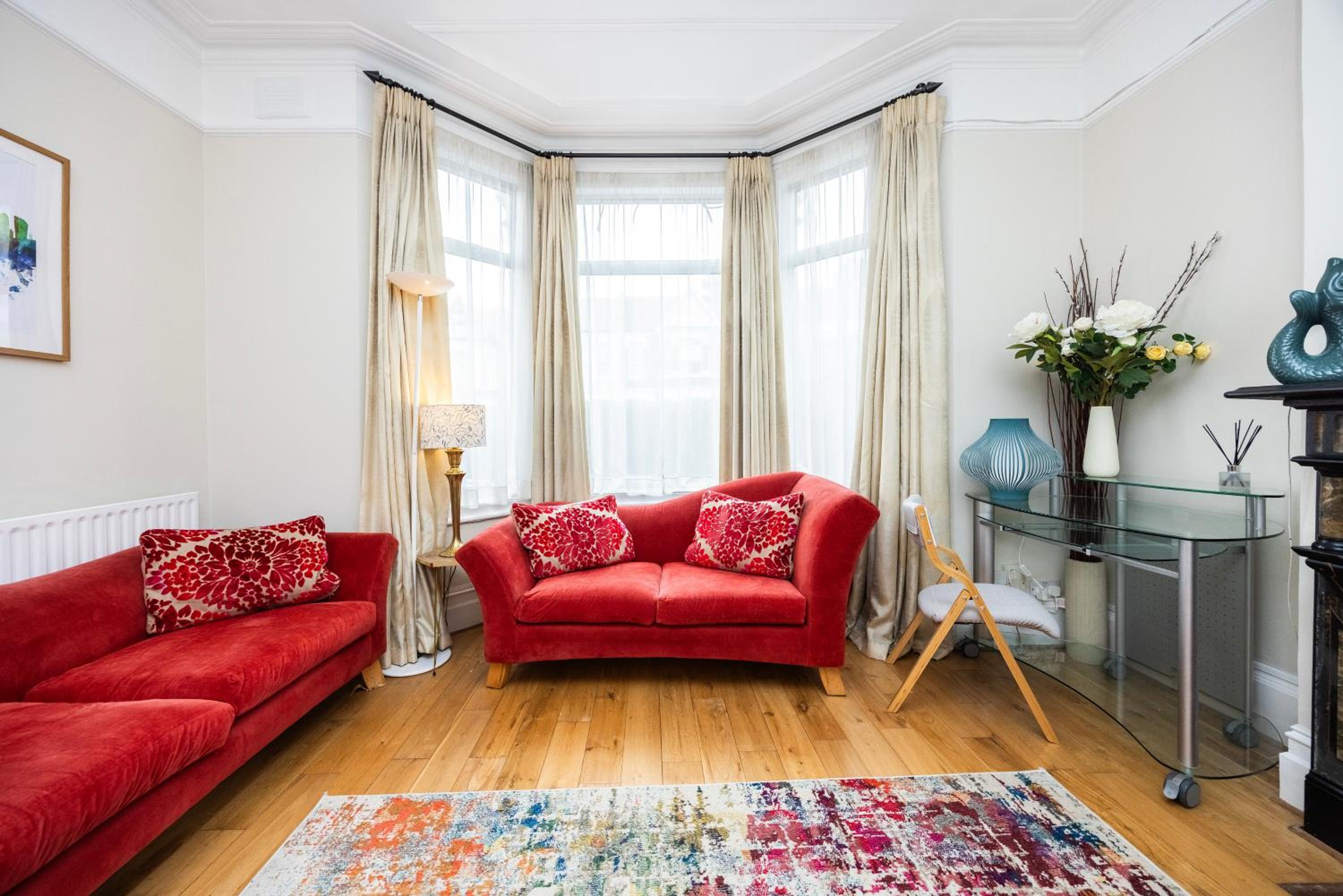 Pretty 2 bed garden apartment zone 2