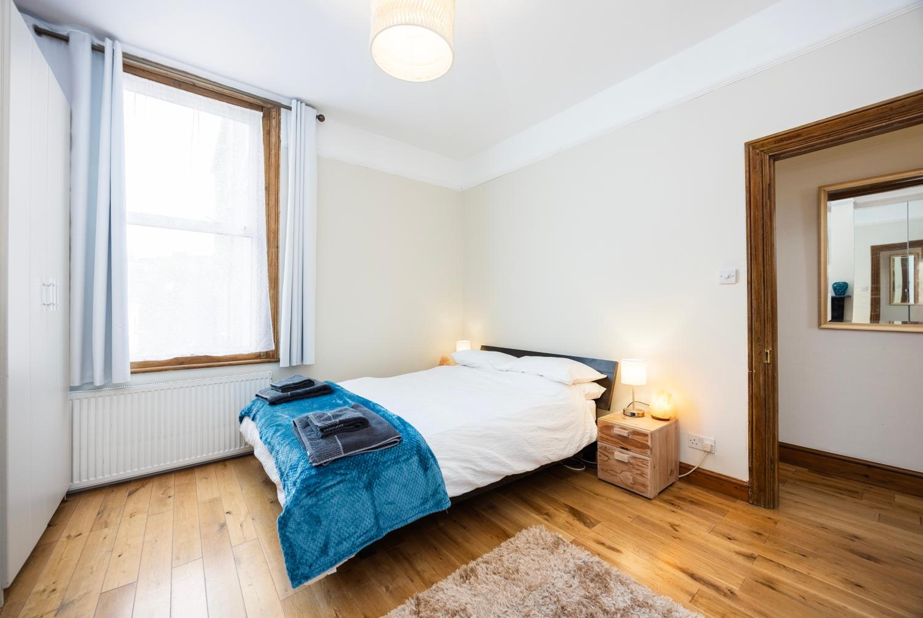 Pretty 2 bed garden apartment zone 2