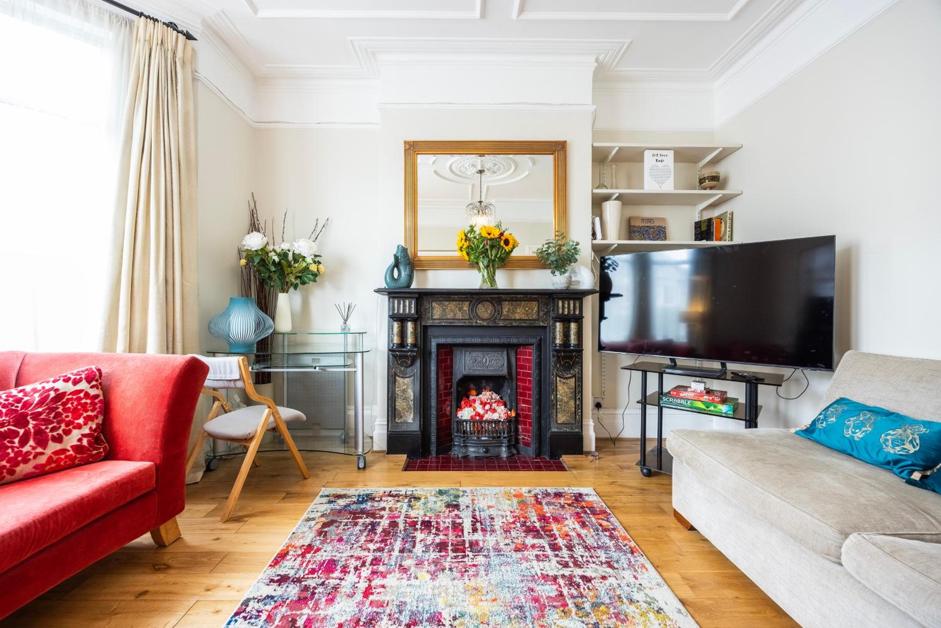 Pretty 2 bed garden apartment zone 2