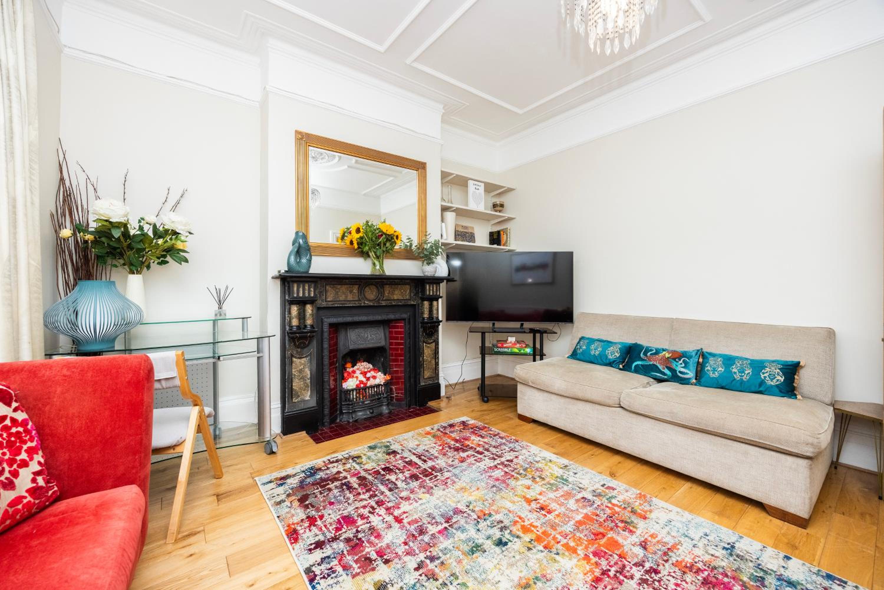 Pretty 2 bed garden apartment zone 2