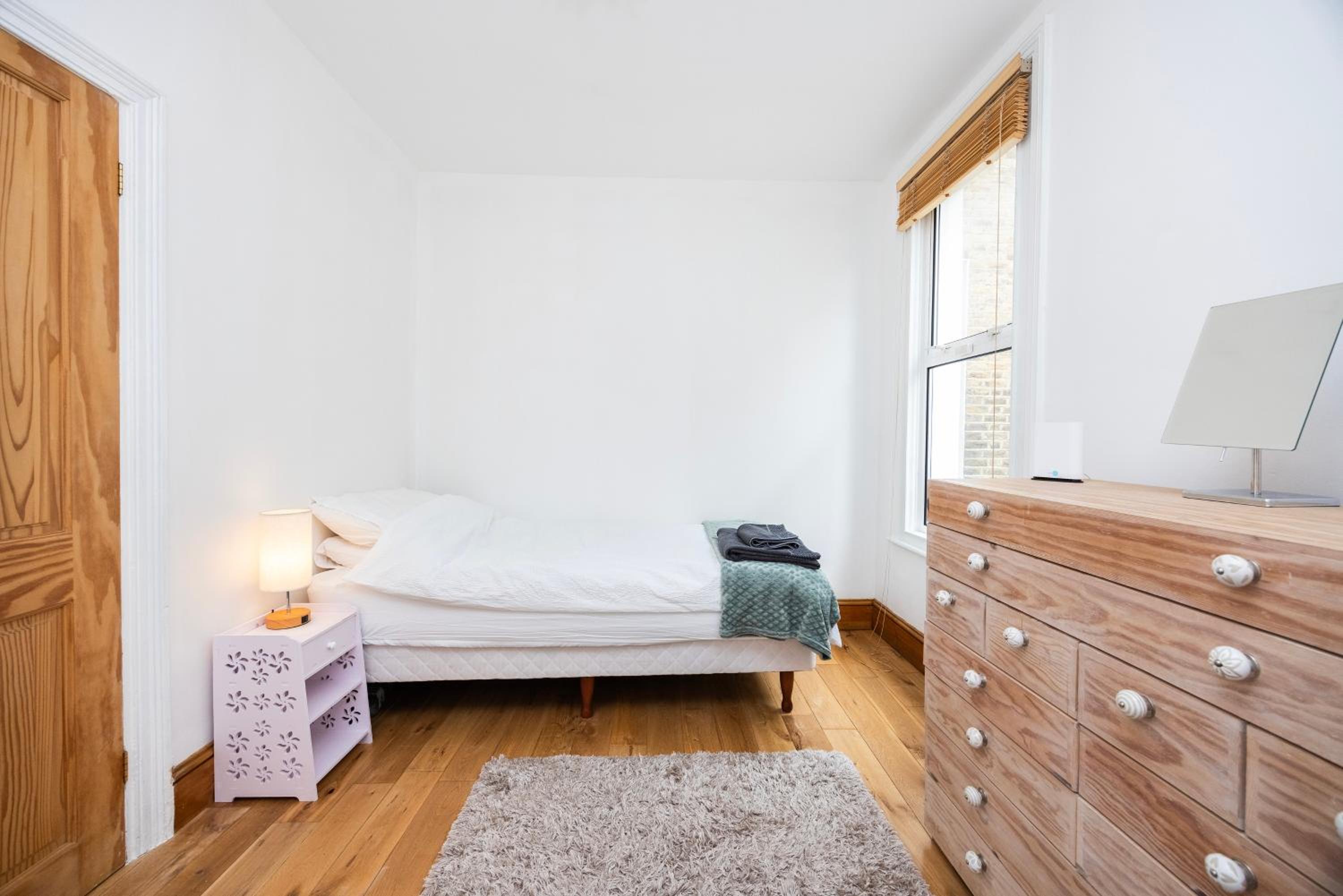 Pretty 2 bed garden apartment zone 2