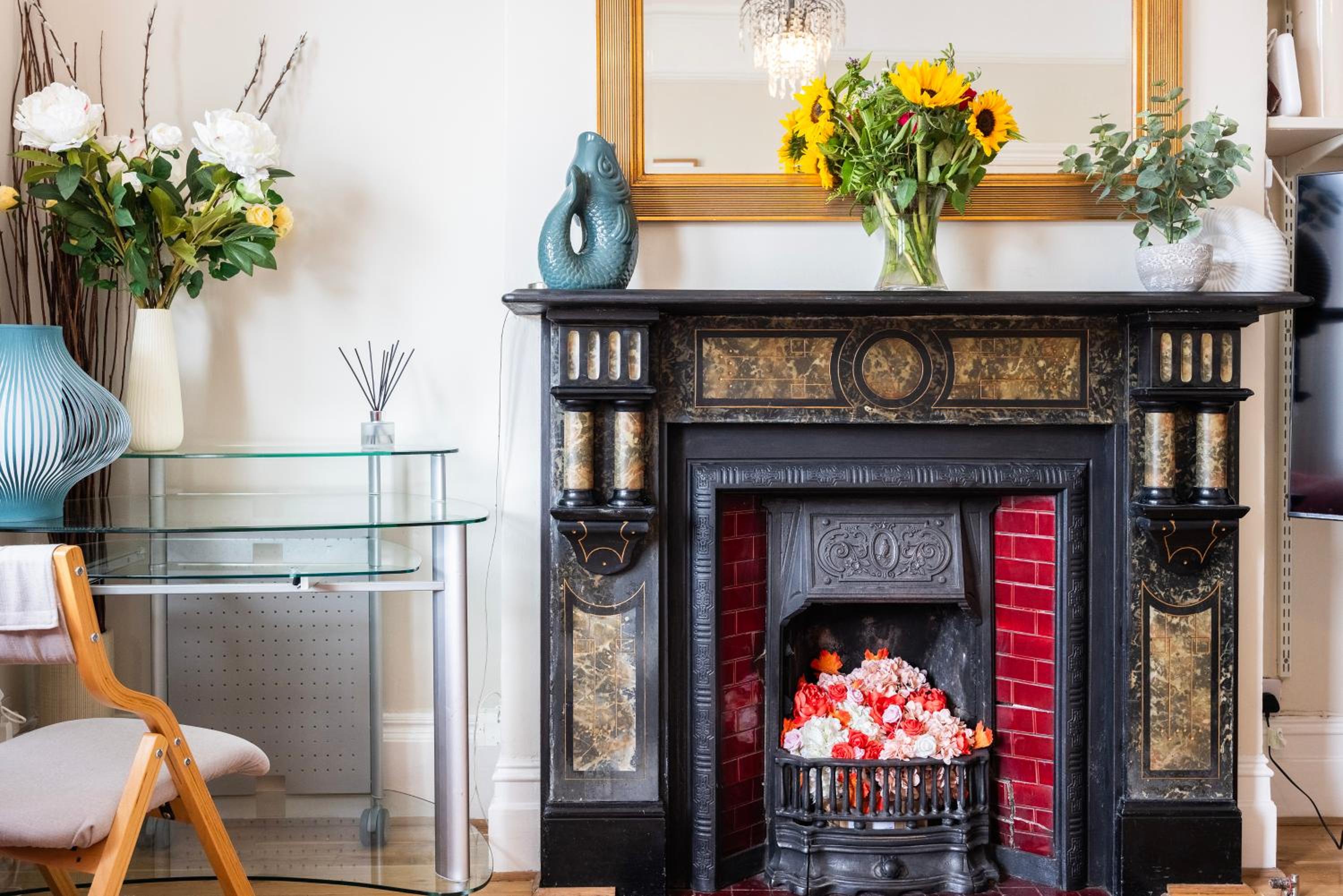 Pretty 2 bed garden apartment zone 2