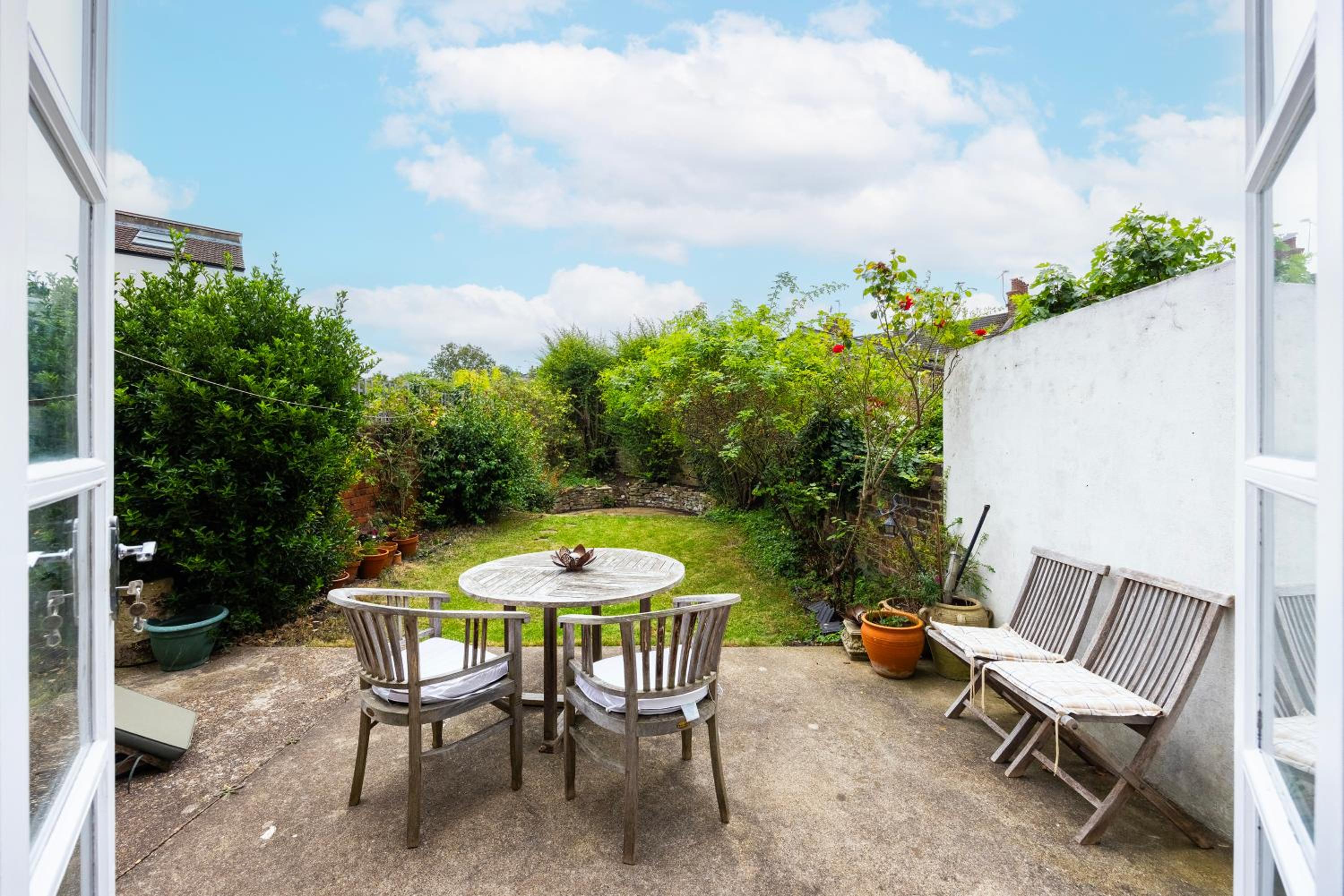 Pretty 2 bed garden apartment zone 2