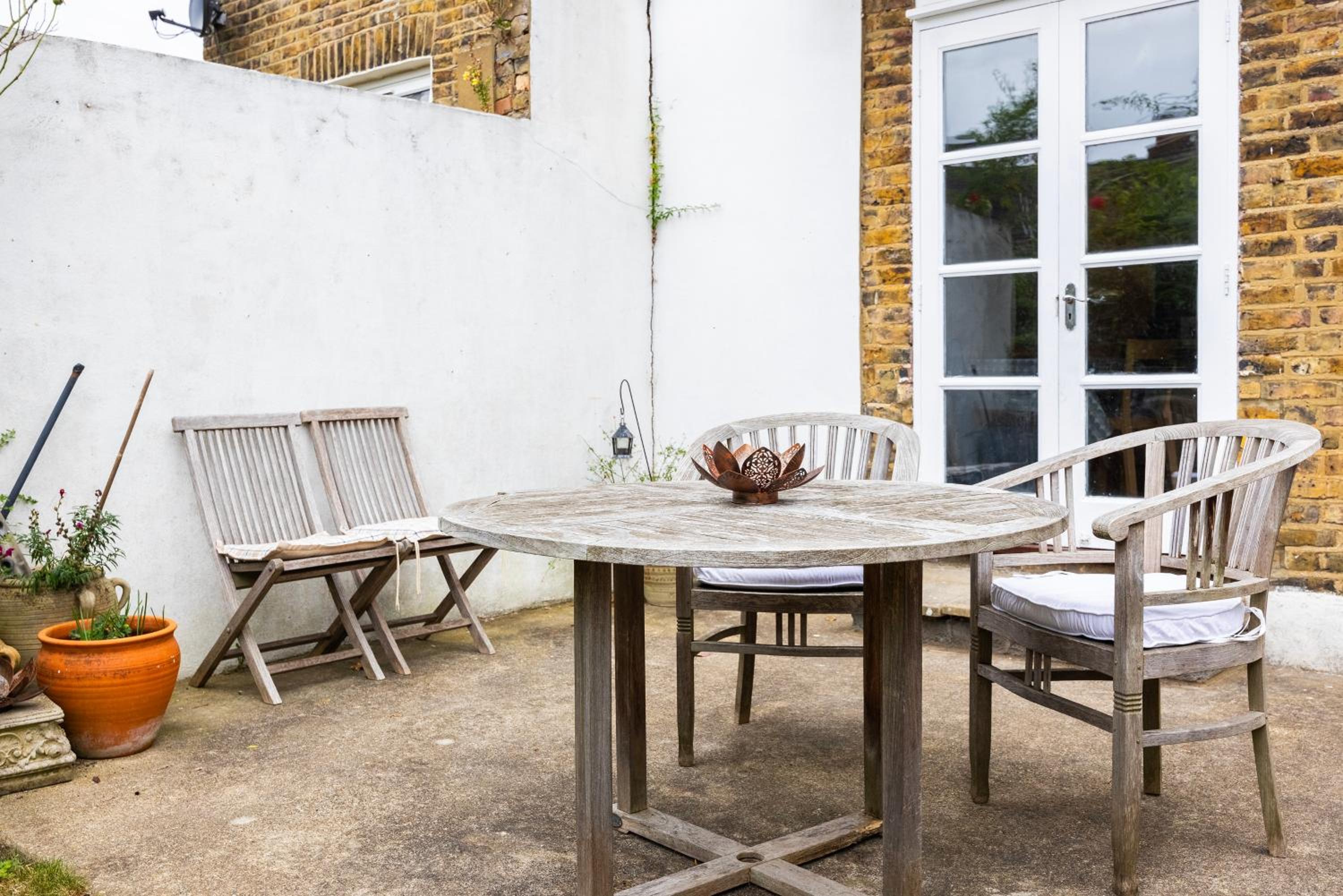 Pretty 2 bed garden apartment zone 2