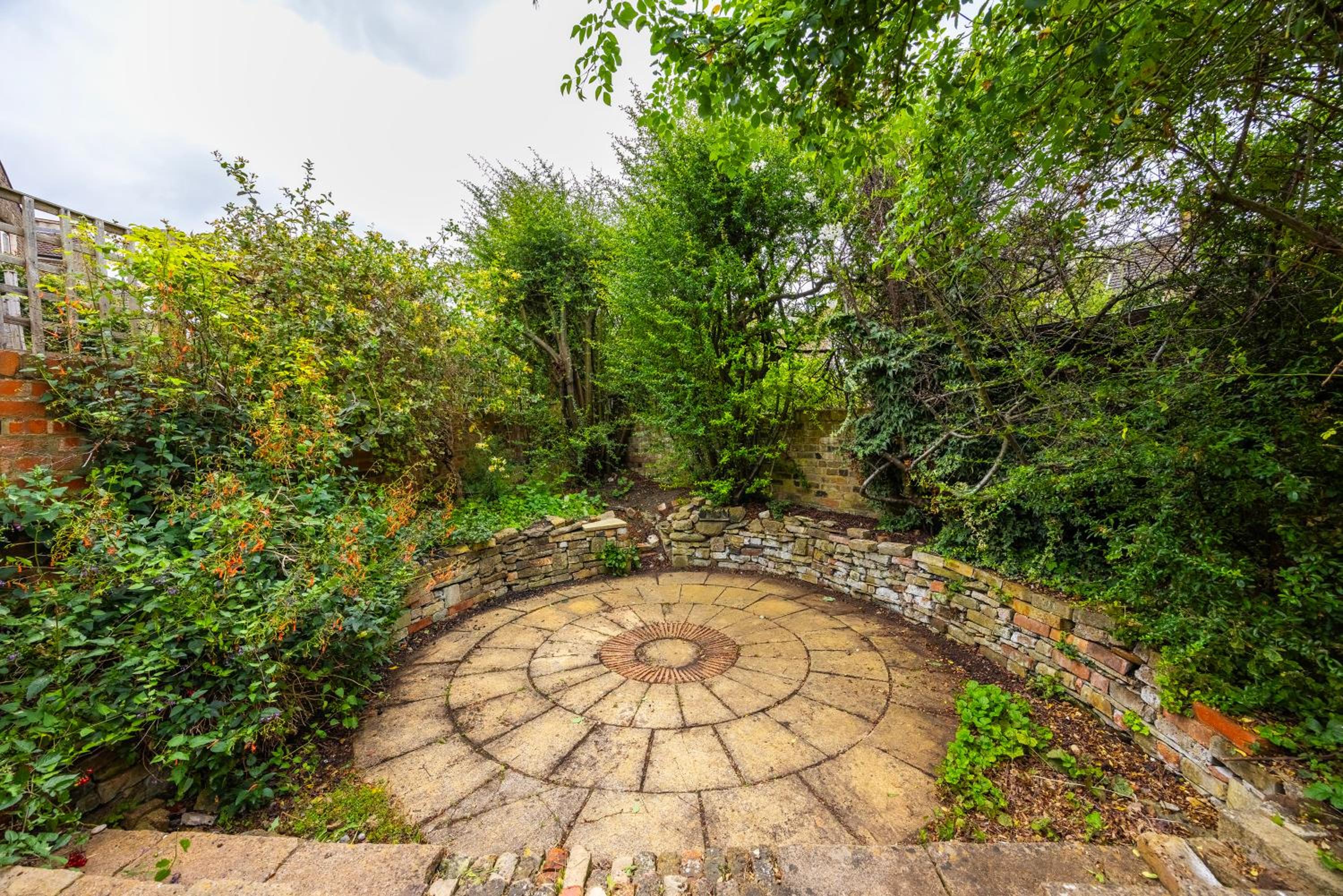 Pretty 2 bed garden apartment zone 2