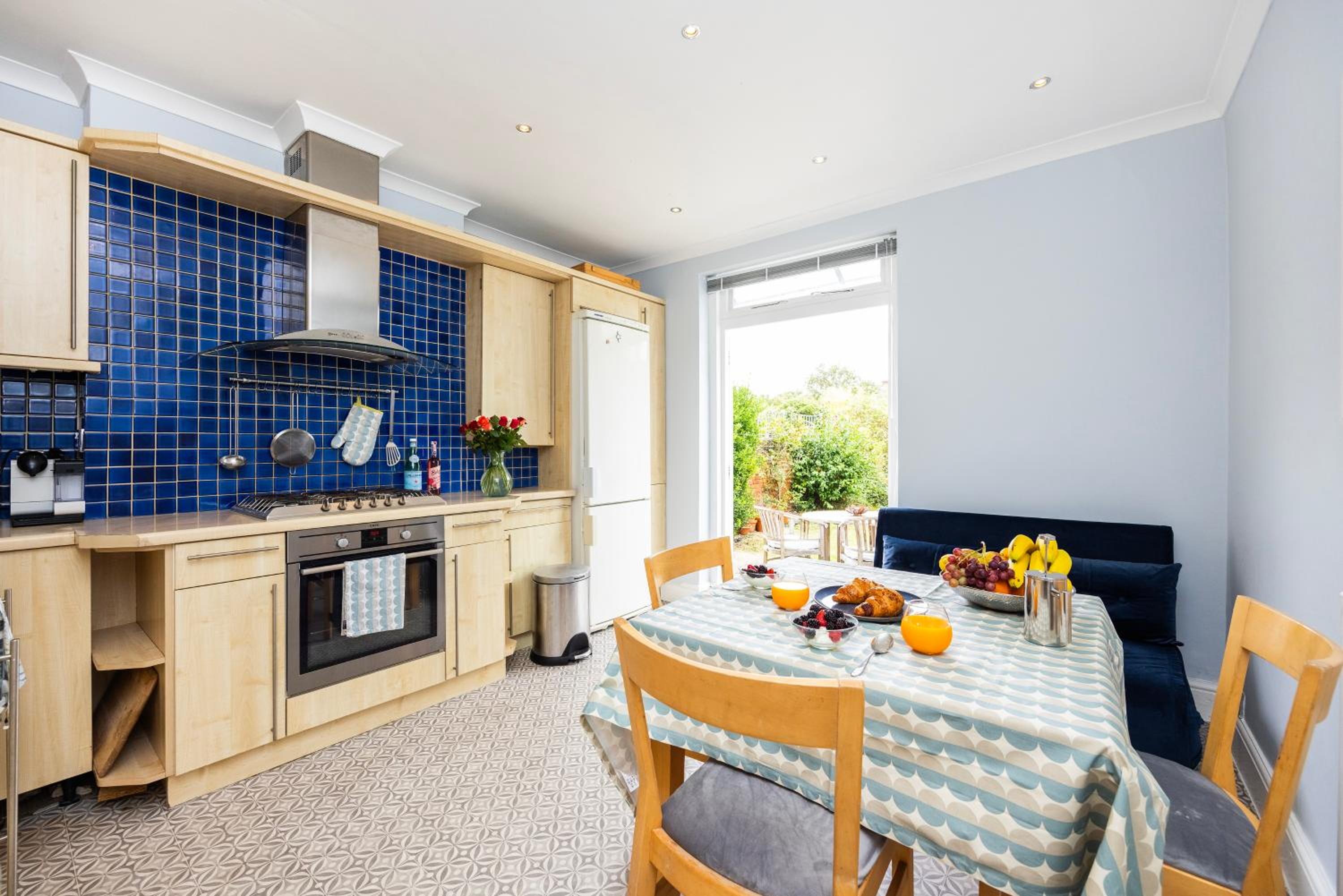 Pretty 2 bed garden apartment zone 2