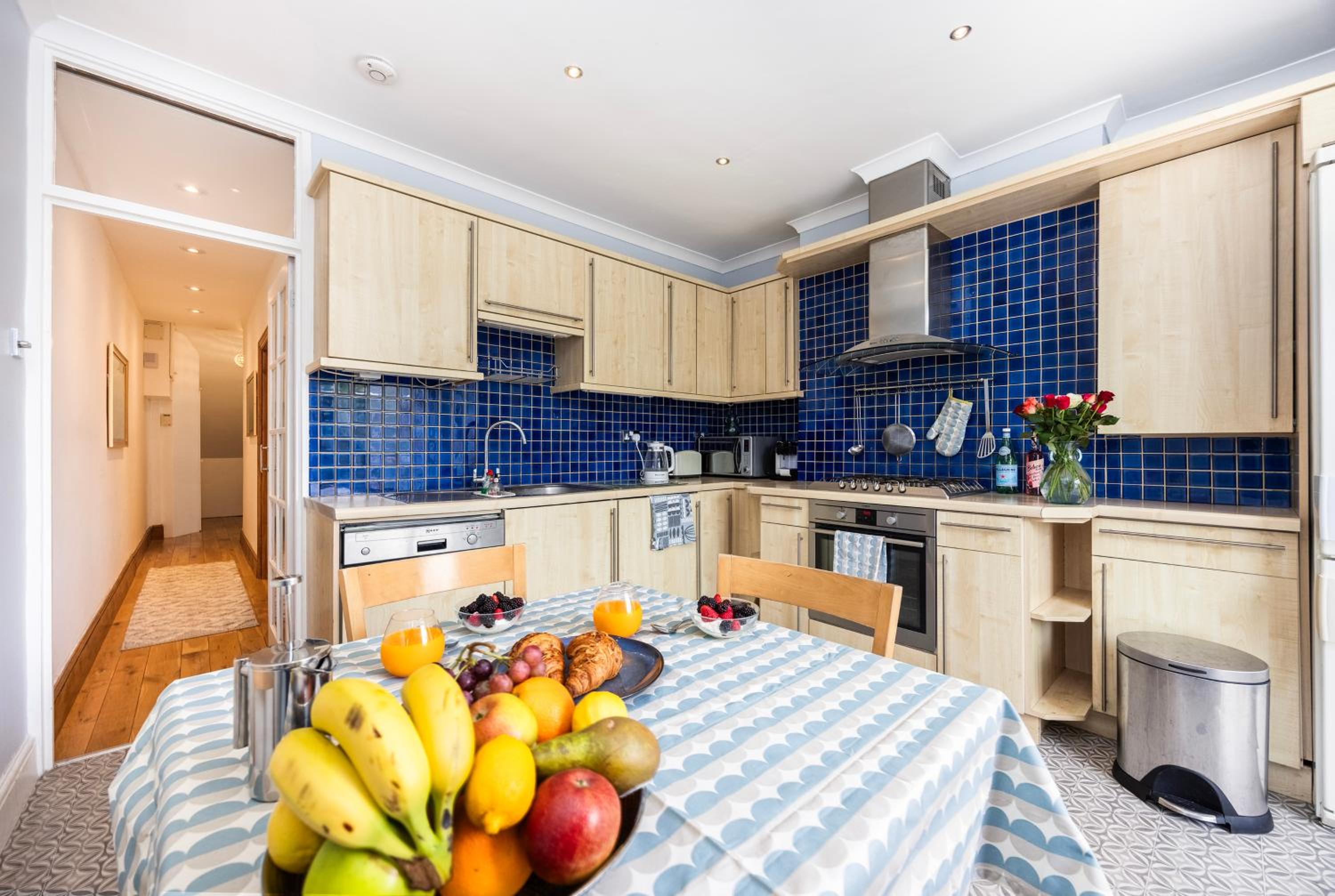 Pretty 2 bed garden apartment zone 2