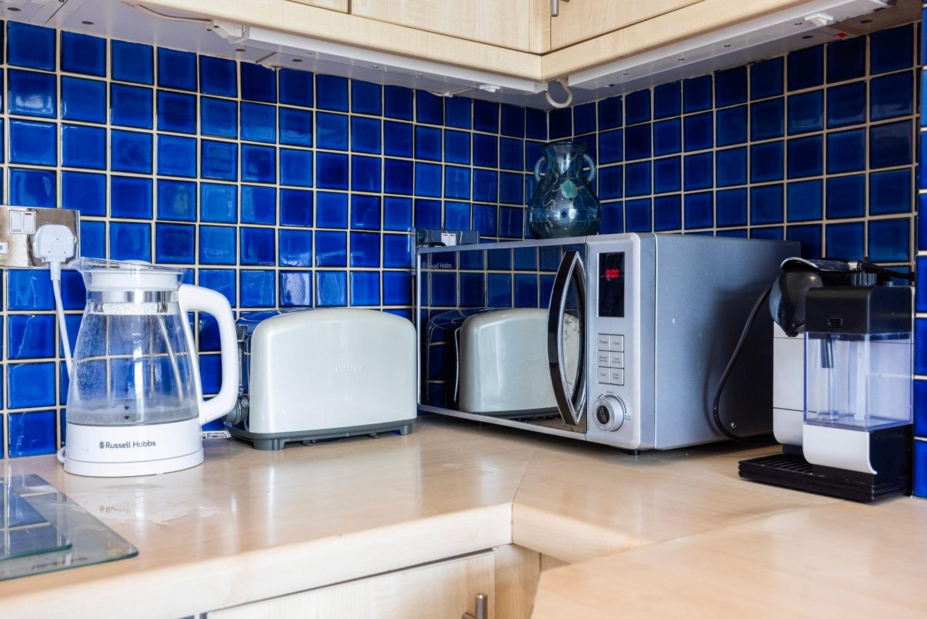 Pretty 2 bed garden apartment zone 2