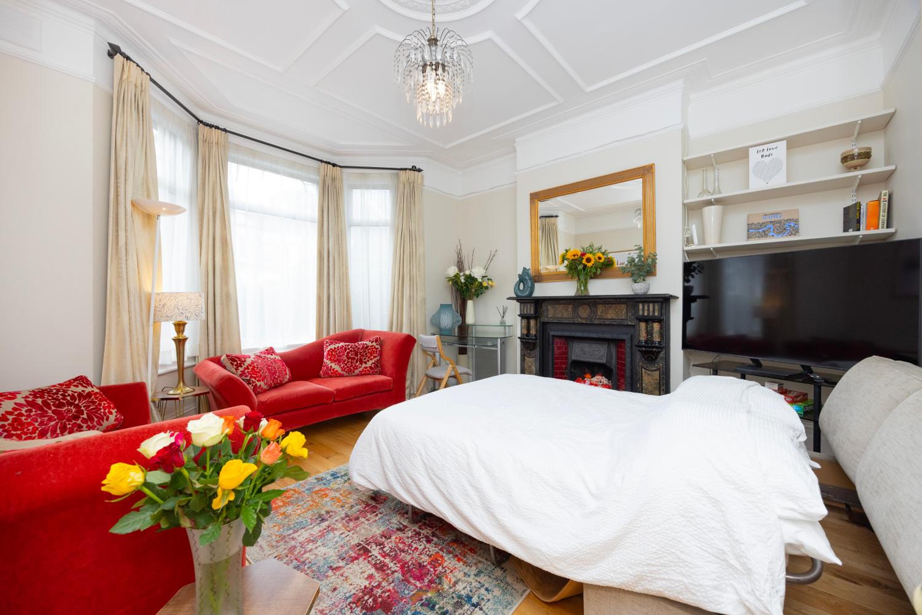 Pretty 2 bed garden apartment zone 2