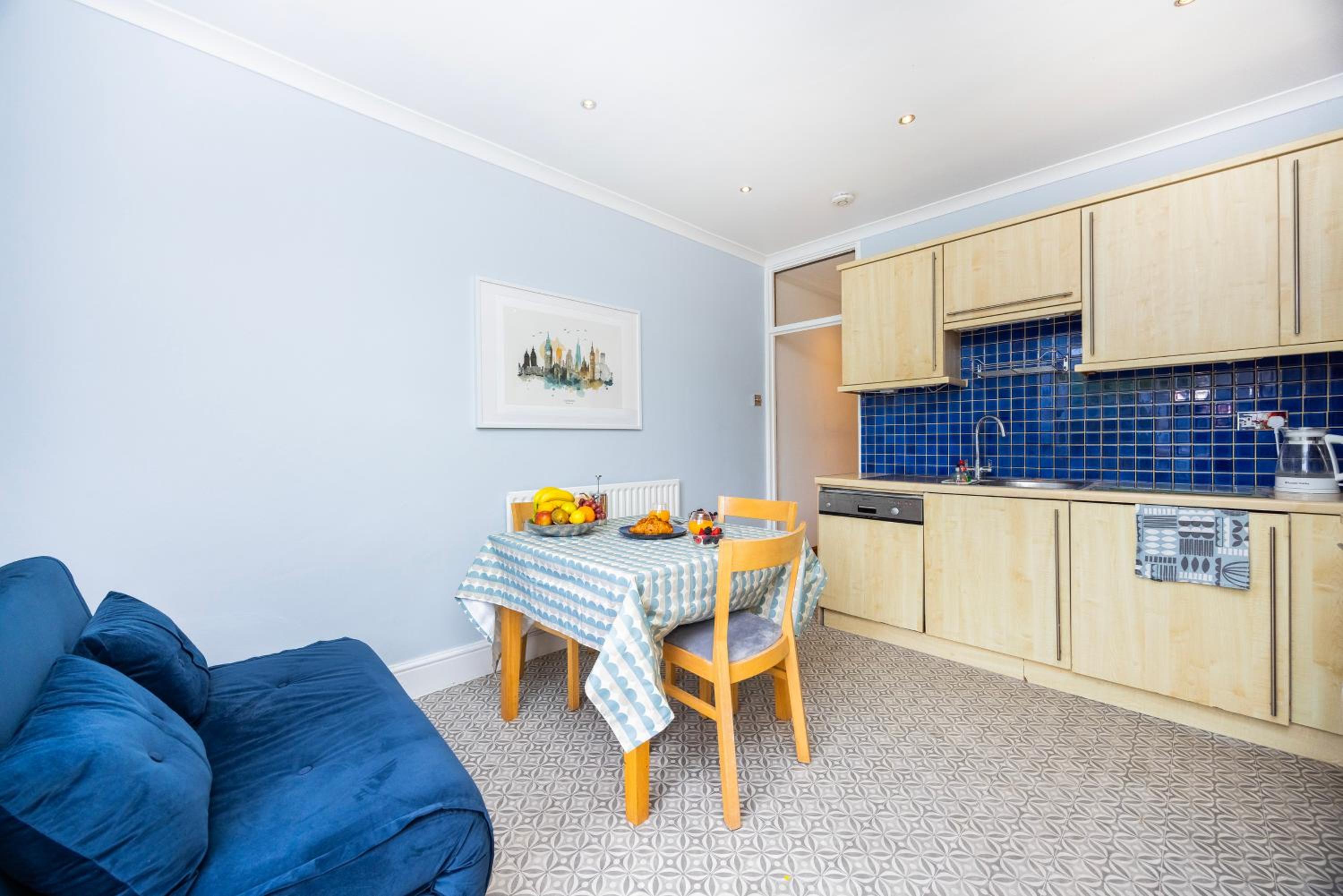 Pretty 2 bed garden apartment zone 2