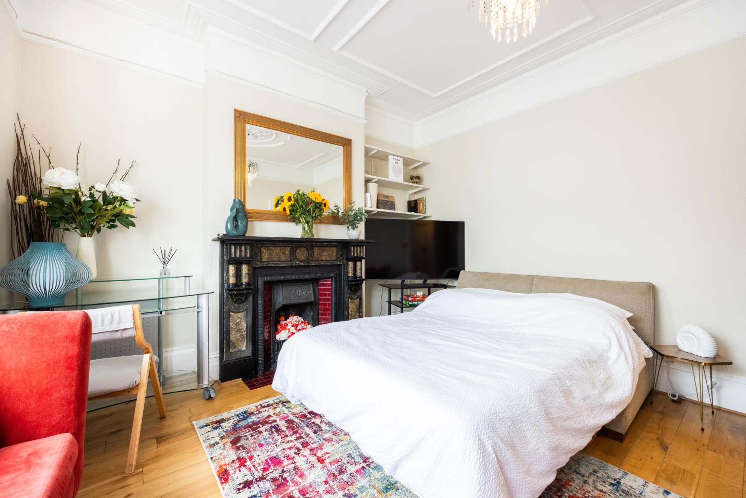 Pretty 2 bed garden apartment zone 2