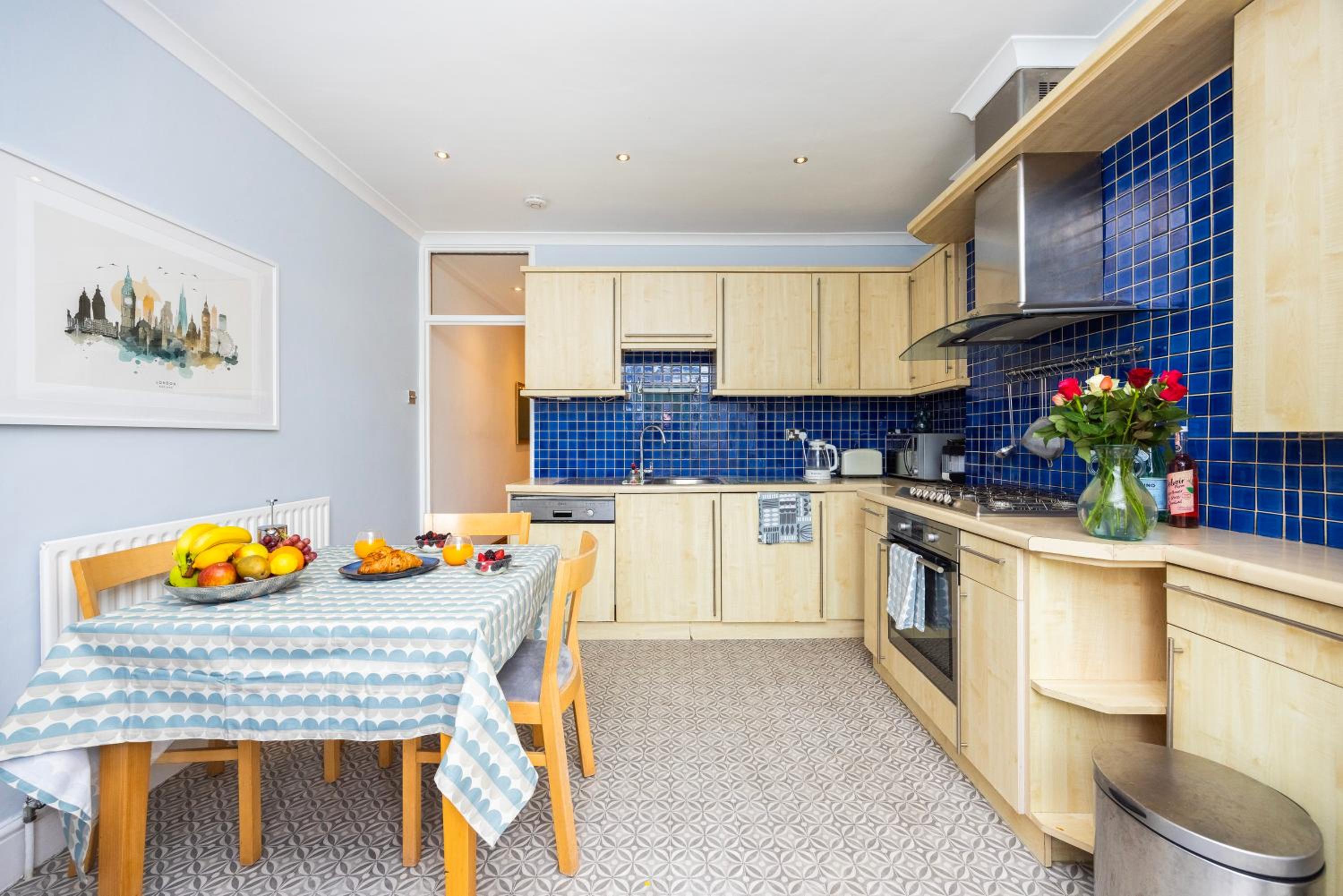 Pretty 2 bed garden apartment zone 2