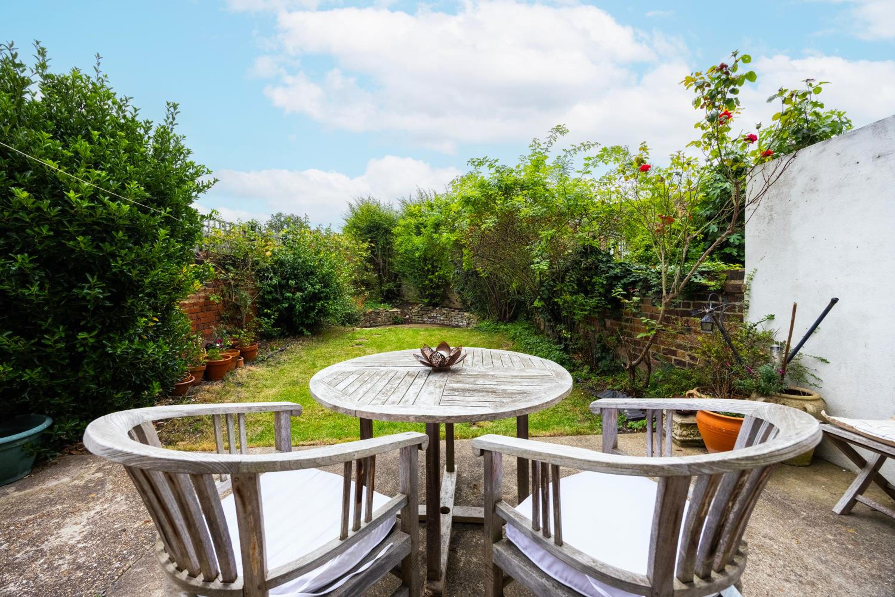 Pretty 2 bed garden apartment zone 2