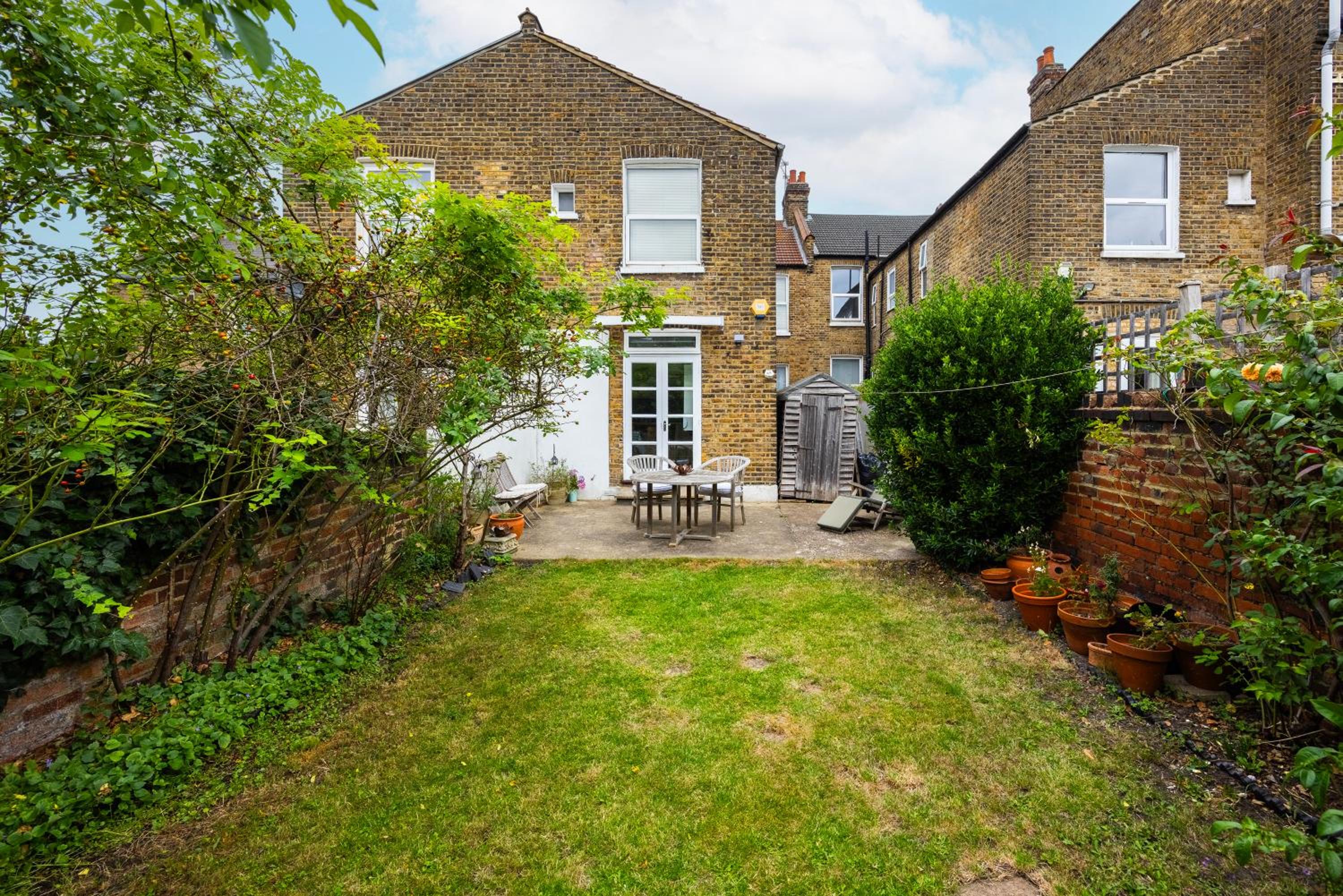 Pretty 2 bed garden apartment zone 2