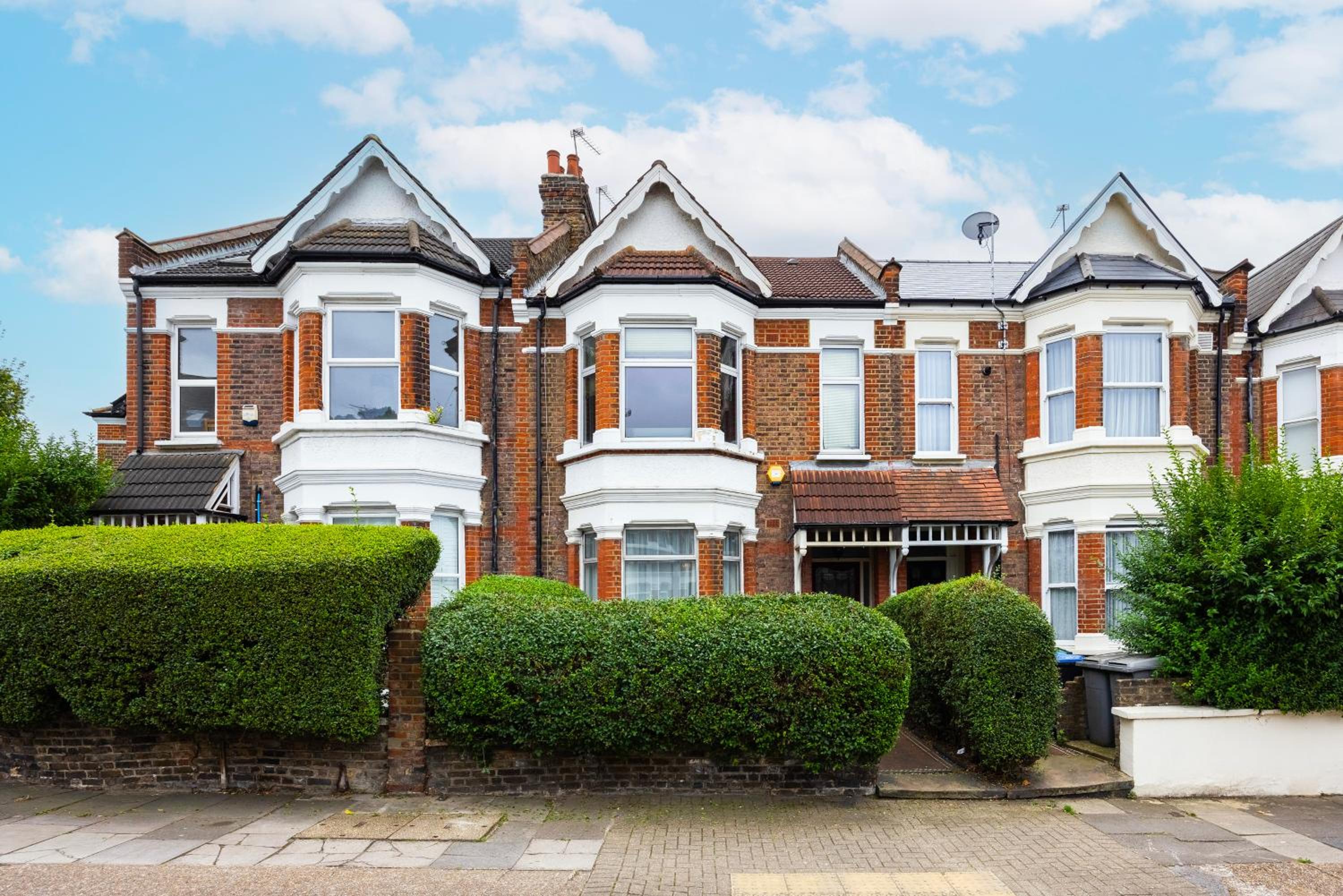 Pretty 2 bed garden apartment zone 2
