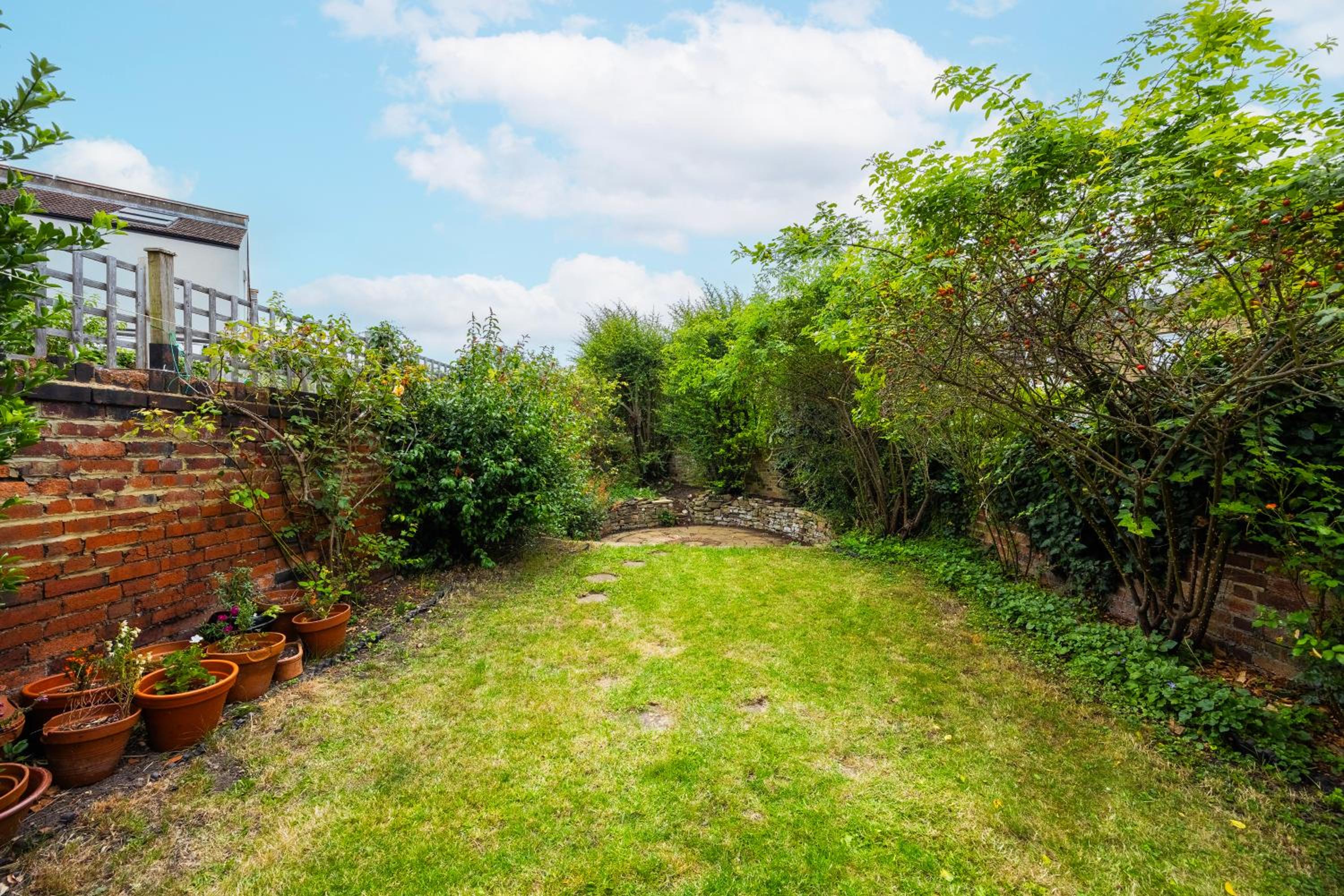 Pretty 2 bed garden apartment zone 2