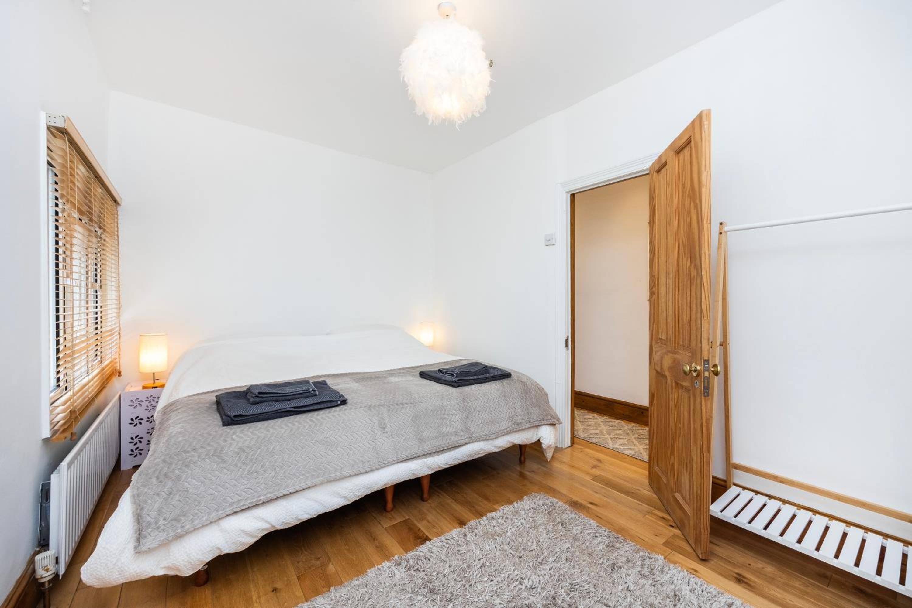 Pretty 2 bed garden apartment zone 2