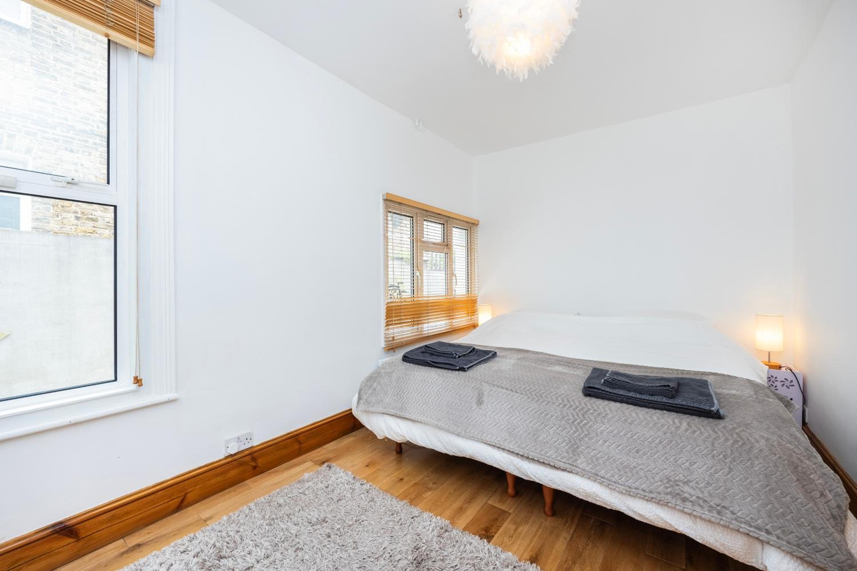 Pretty 2 bed garden apartment zone 2