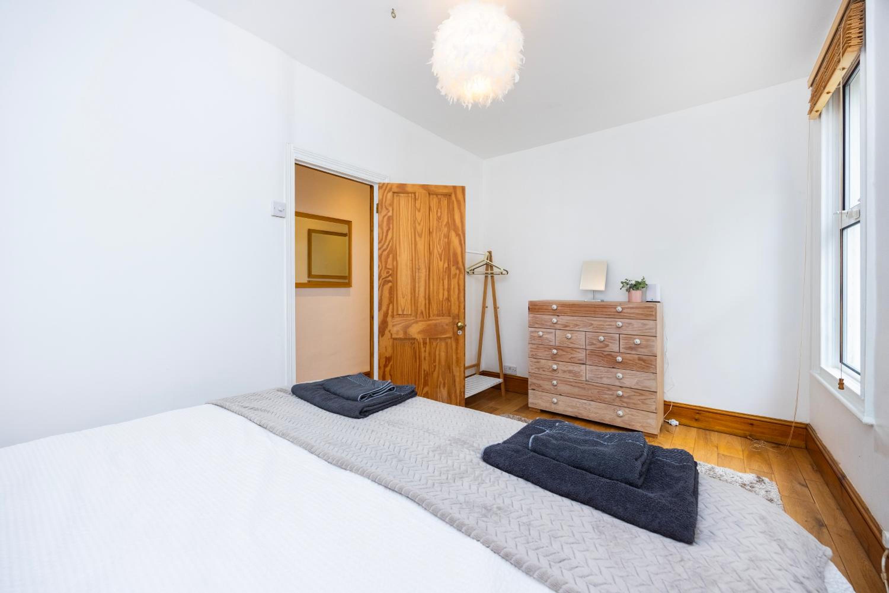 Pretty 2 bed garden apartment zone 2