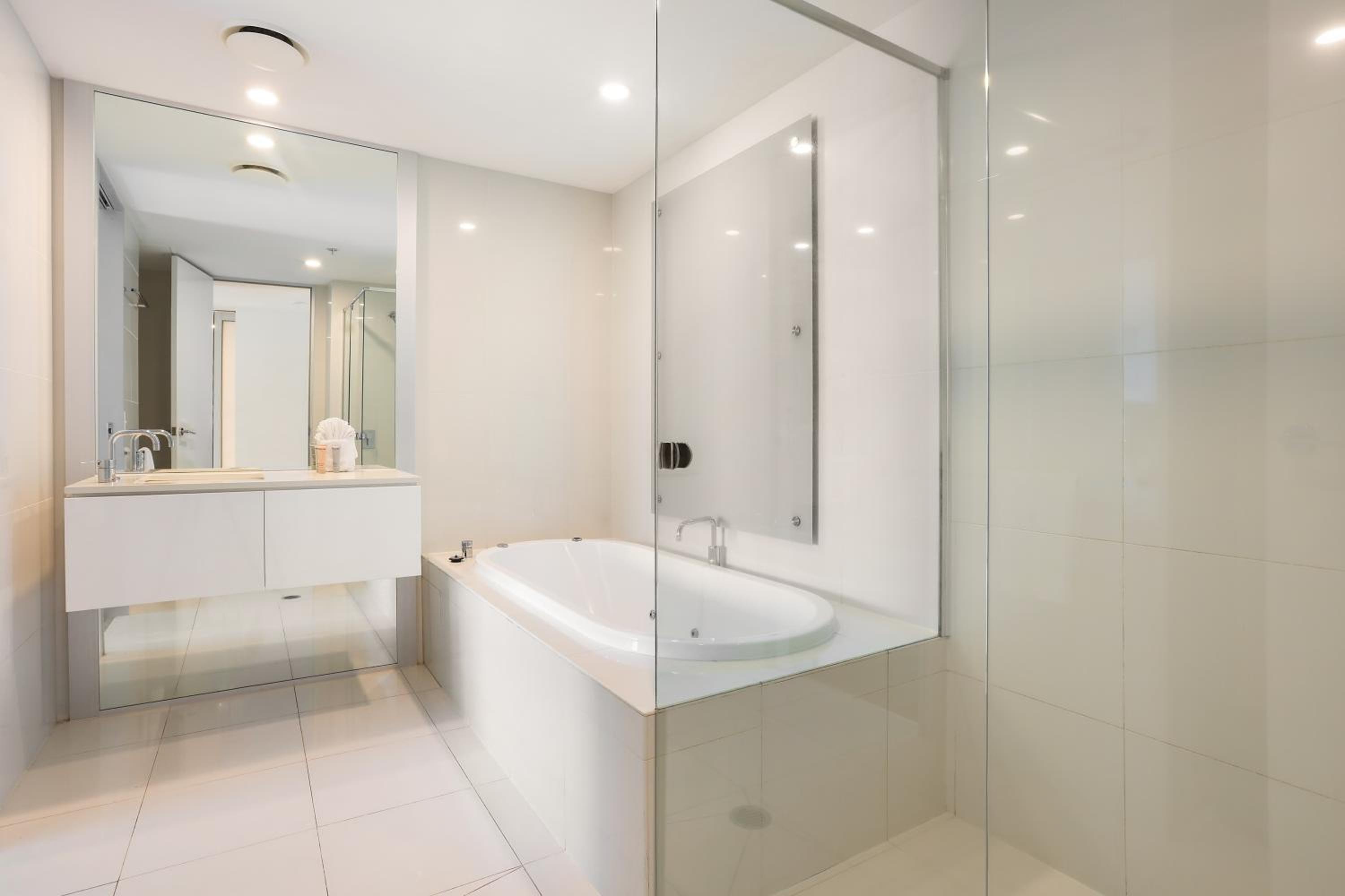 Q Tower Amazing Ocean Views 22nd Level Heated Pools Sleeps 6 - Optimise BNB