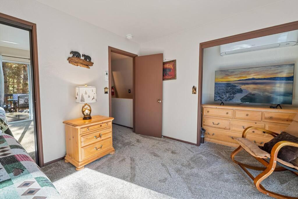 2 Bed 1 and half Bath Cabin Spa Fireplace Dogs Welcome view 4