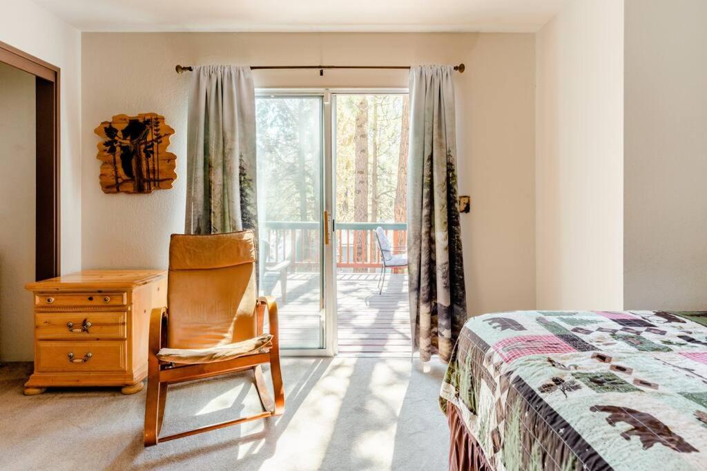 2 Bed 1 and half Bath Cabin Spa Fireplace Dogs Welcome view 5