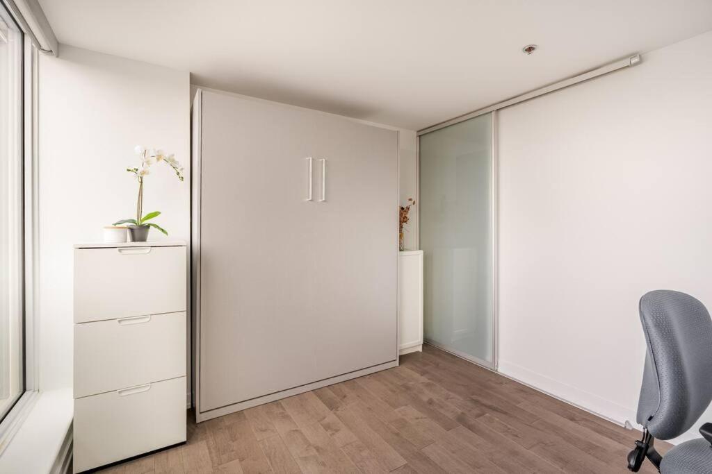 Luxury 2-Bedroom Penthouse Downtown with Free Parking