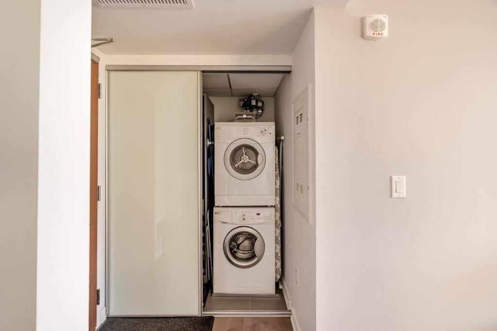 Luxury 2-Bedroom Penthouse Downtown with Free Parking