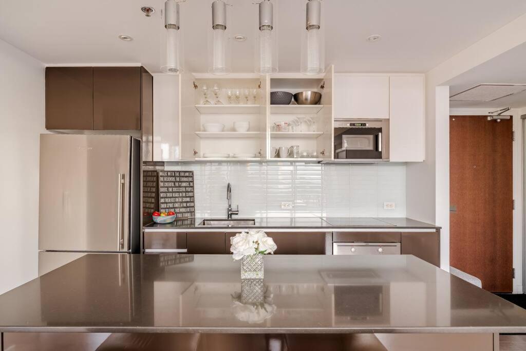 Luxury 2-Bedroom Penthouse Downtown with Free Parking