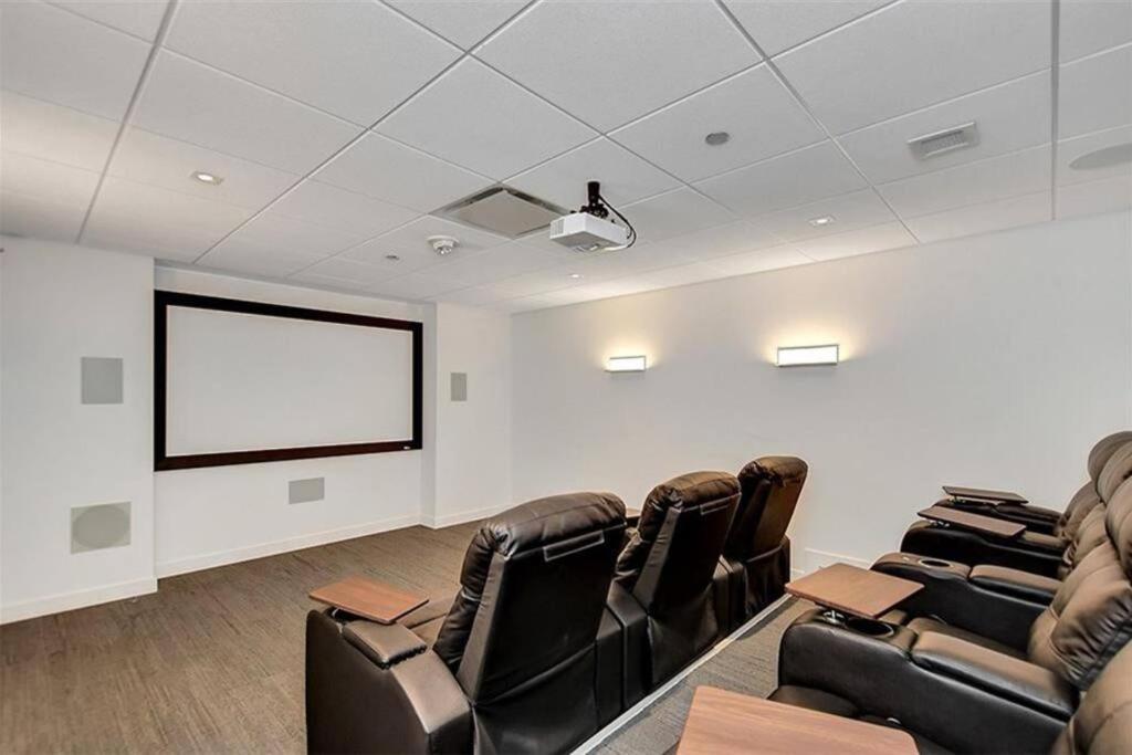 Luxury 2-Bedroom Penthouse Downtown with Free Parking