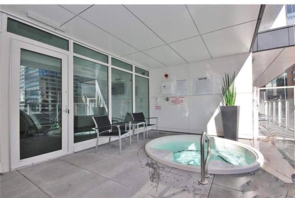 Luxury 2-Bedroom Penthouse Downtown with Free Parking