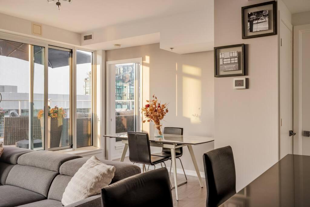 Luxury 2-Bedroom Penthouse Downtown with Free Parking